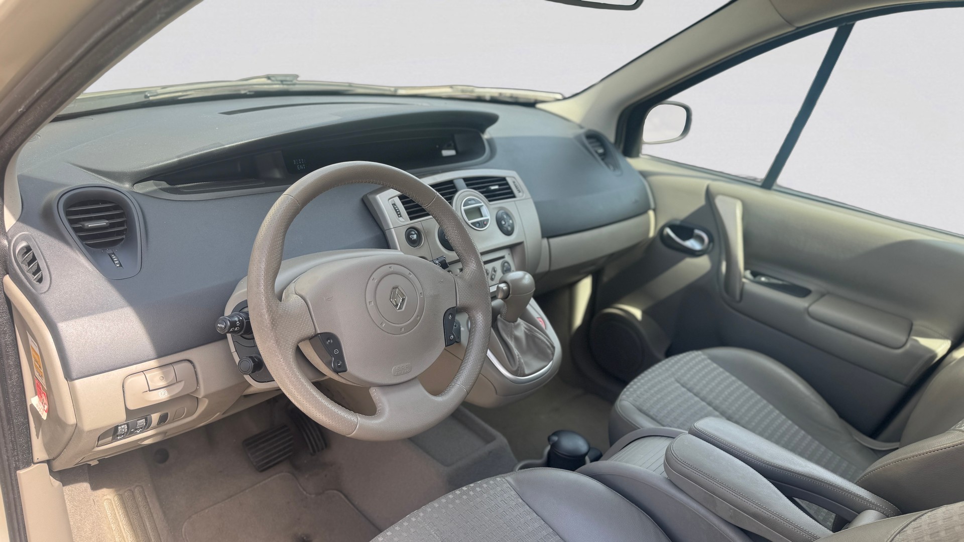 RENAULT Scénic 2.0 16V Expression-image-17