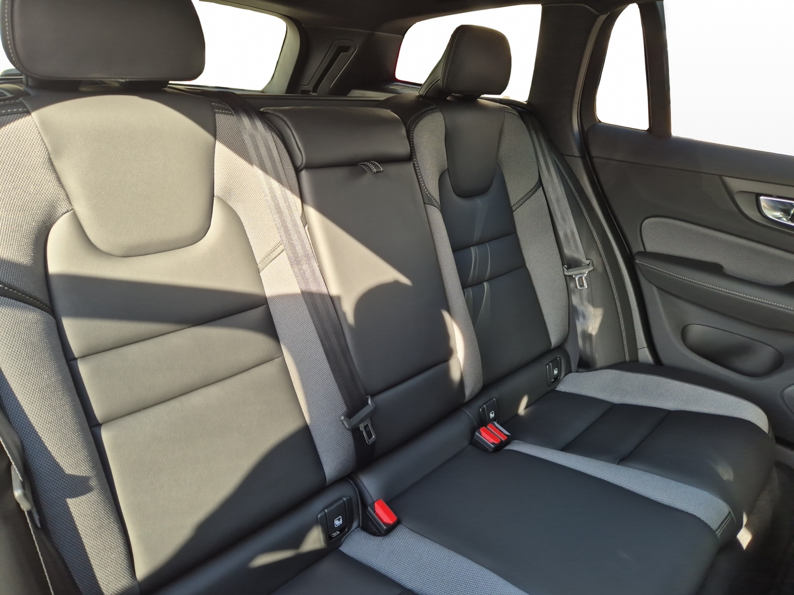 VOLVO V60 2.0 T6 TE Ultra Dark eAWD-image-16