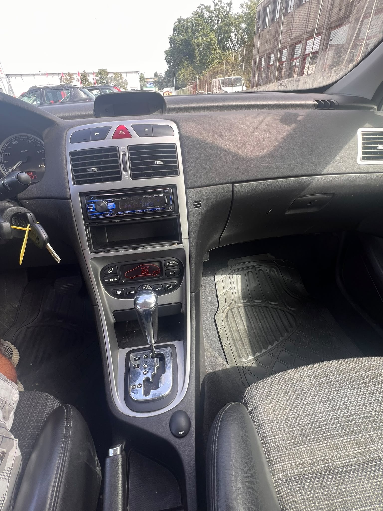 PEUGEOT 307 2.0 16V XS-image-8