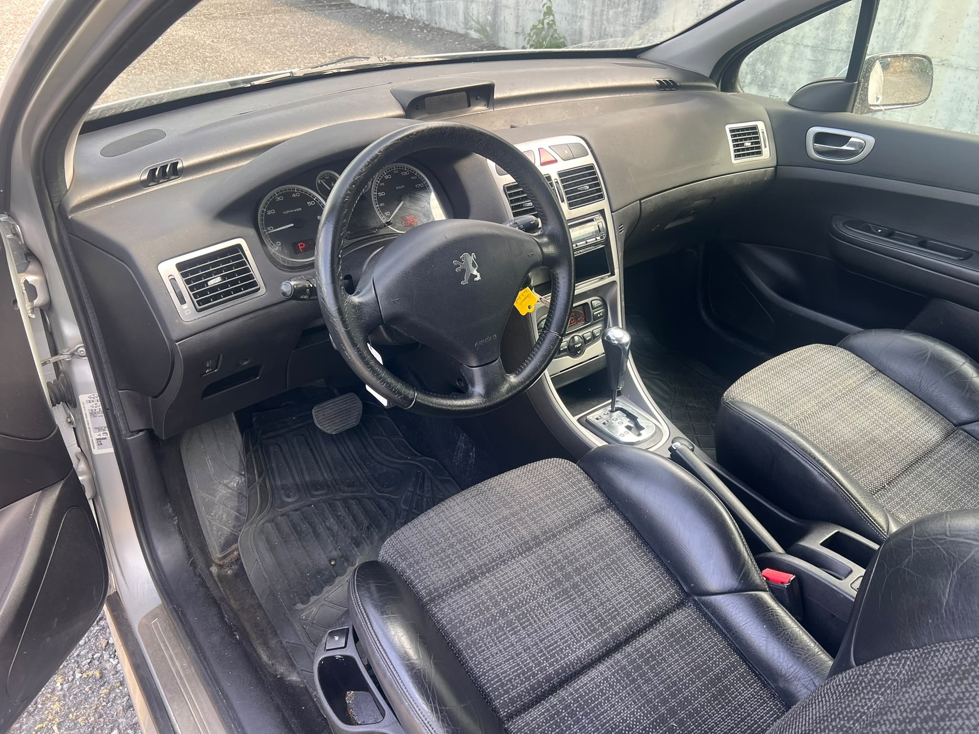 PEUGEOT 307 2.0 16V XS-image-7