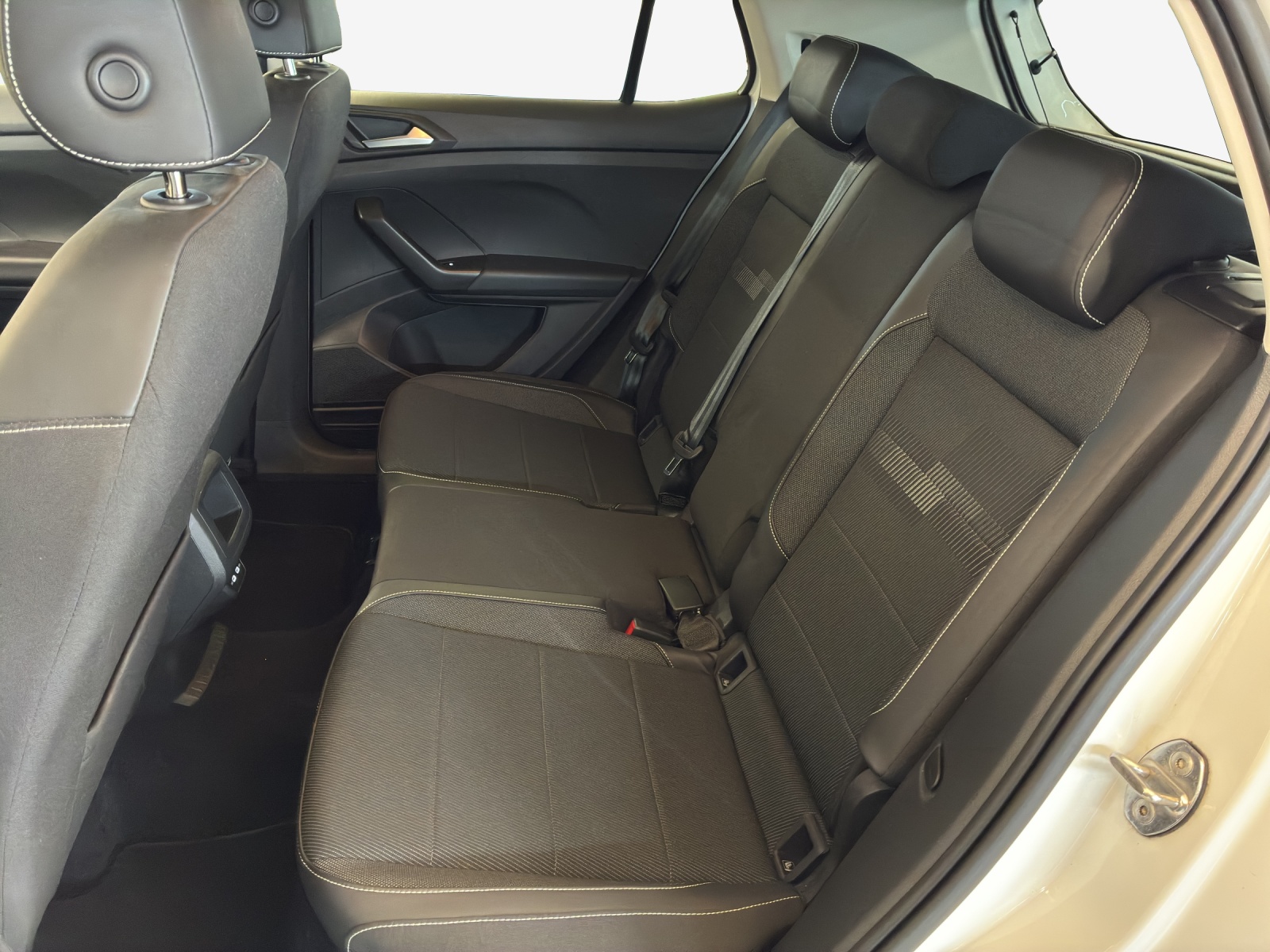 VW T-Cross 1.0 TSI Life-image-11
