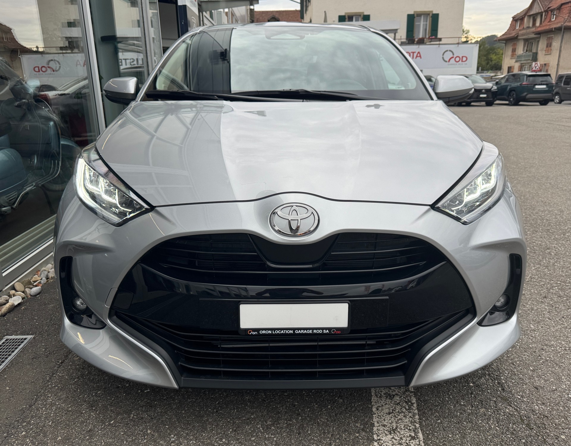 TOYOTA Yaris 1.5 Trend e-CVT-image-1