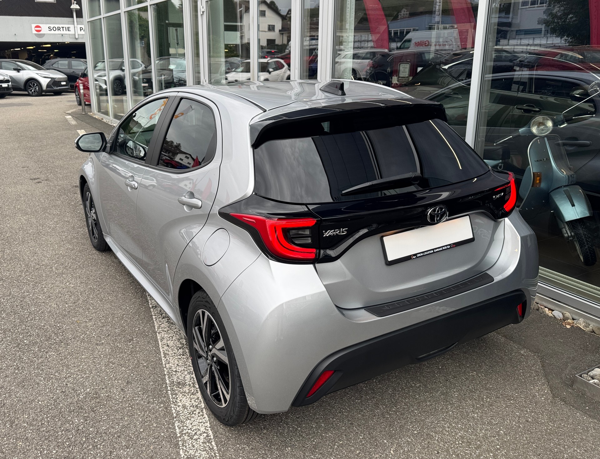 TOYOTA Yaris 1.5 Trend e-CVT-image-5