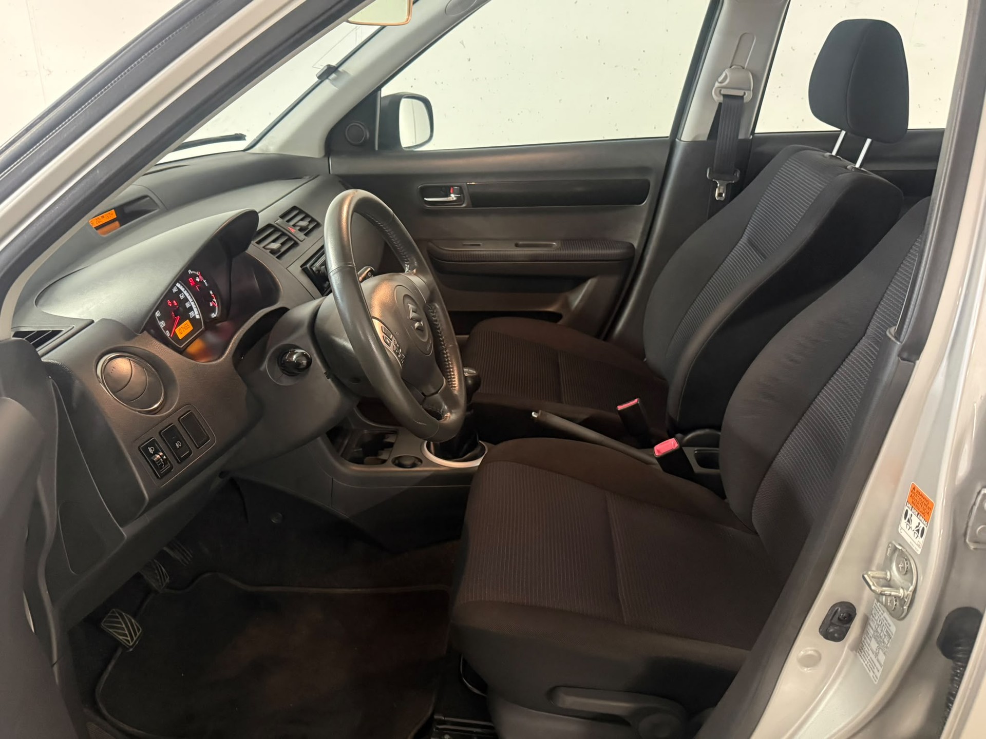 SUZUKI Swift 1.3i 16V GL Top Piz Sulai LE 4x4-image-6