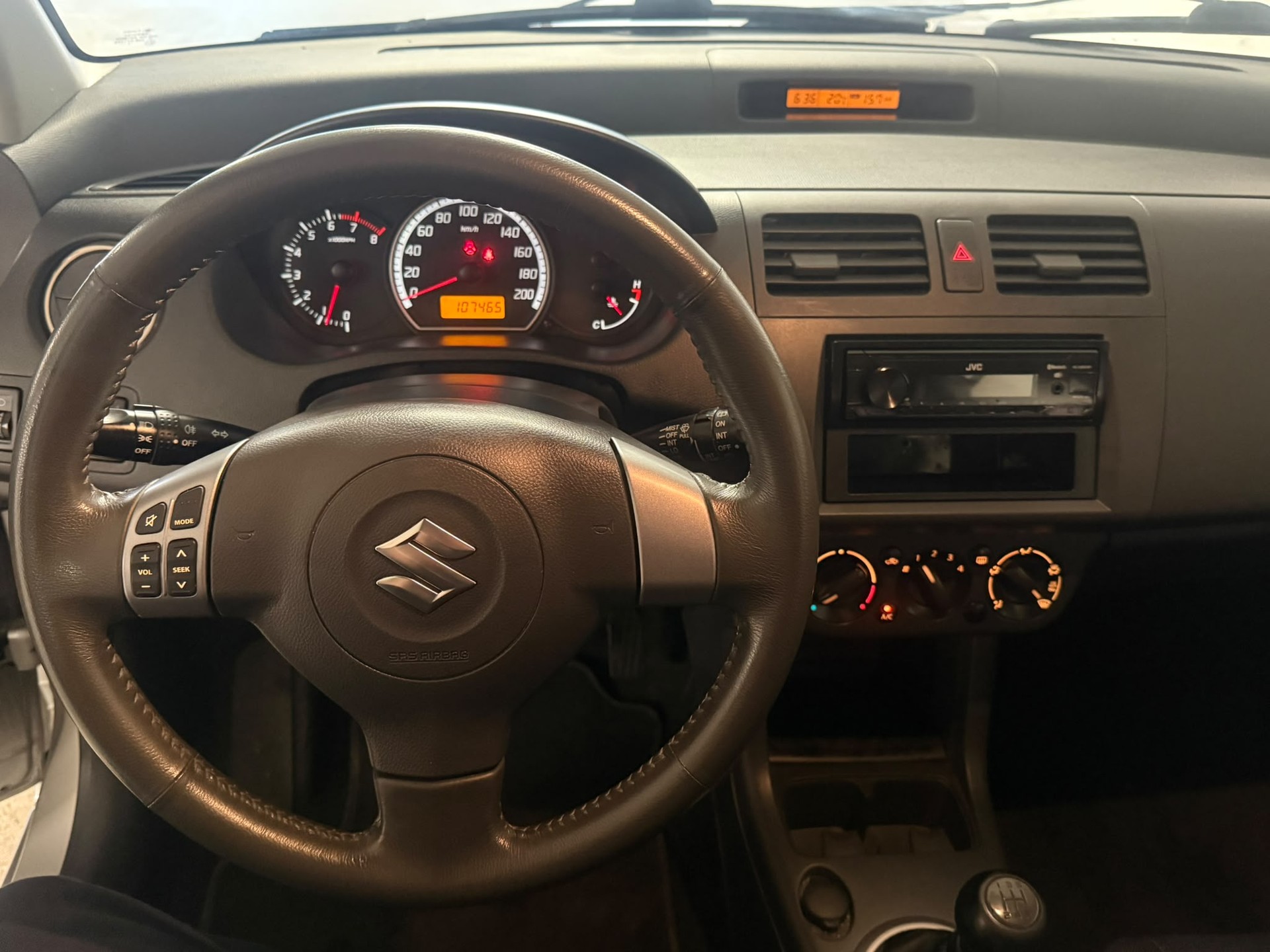 SUZUKI Swift 1.3i 16V GL Top Piz Sulai LE 4x4-image-9