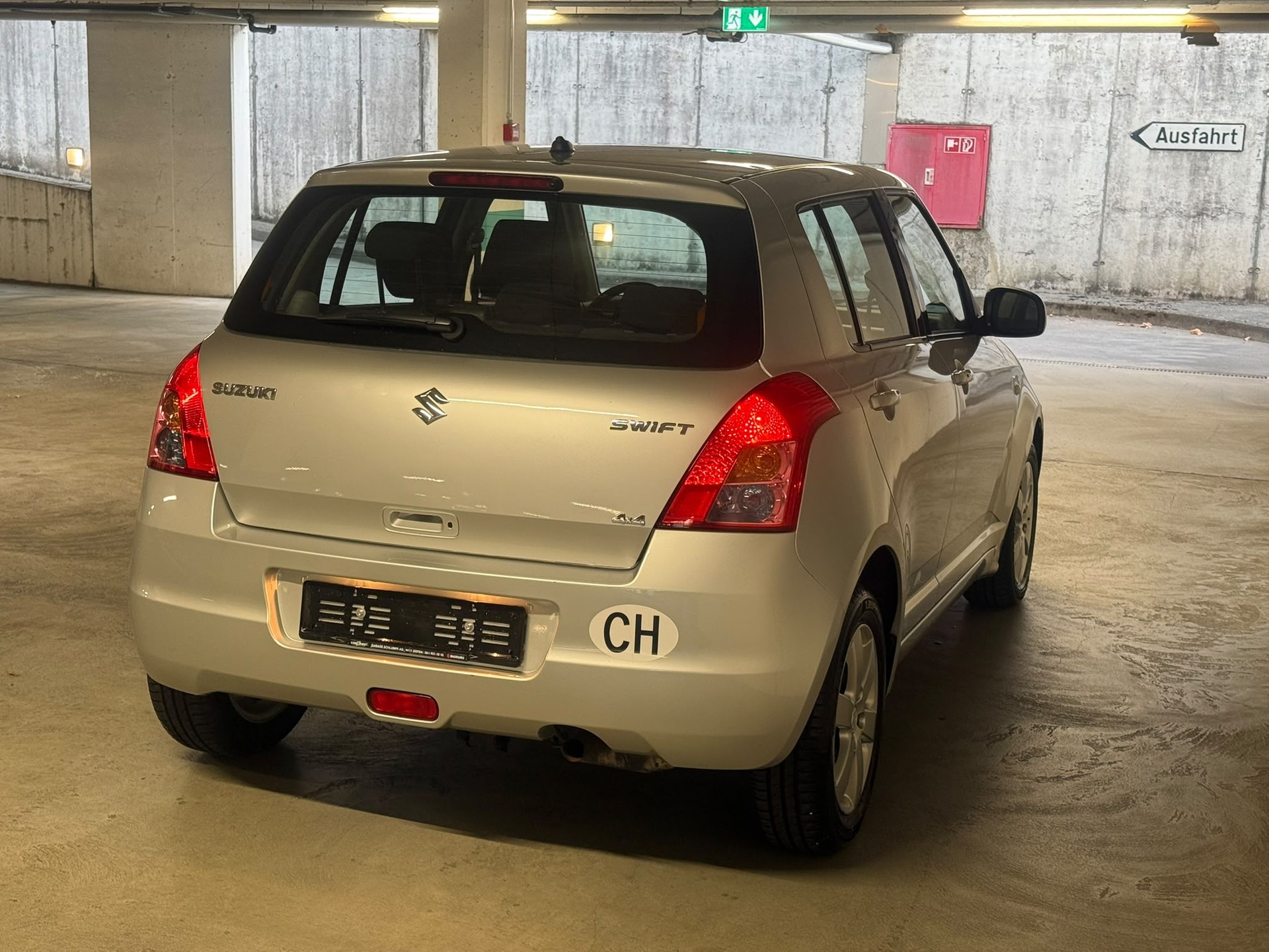 SUZUKI Swift 1.3i 16V GL Top Piz Sulai LE 4x4-image-4