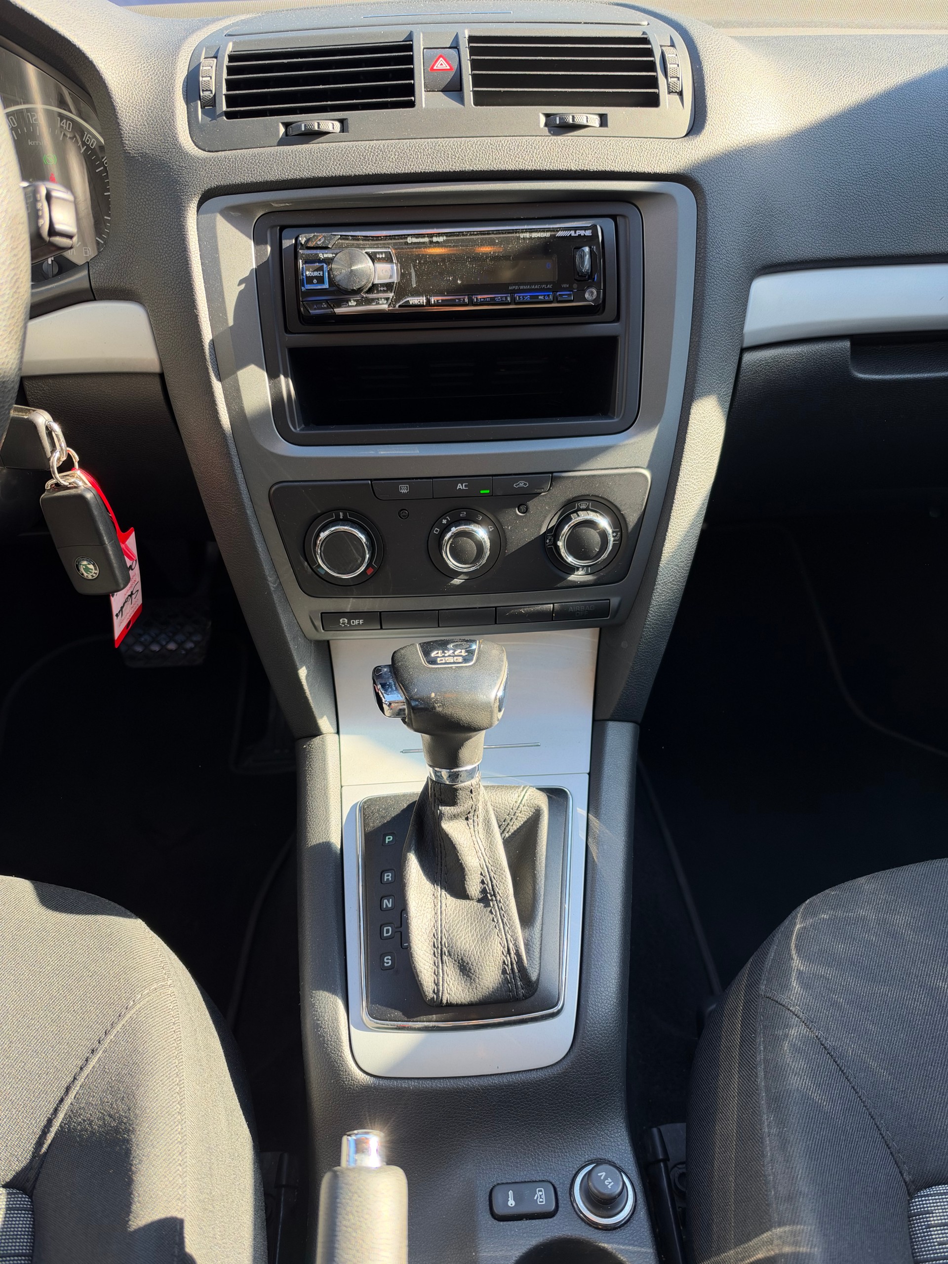 SKODA Octavia Combi 2.0 TDI Adventure 4x4 DSG-image-10