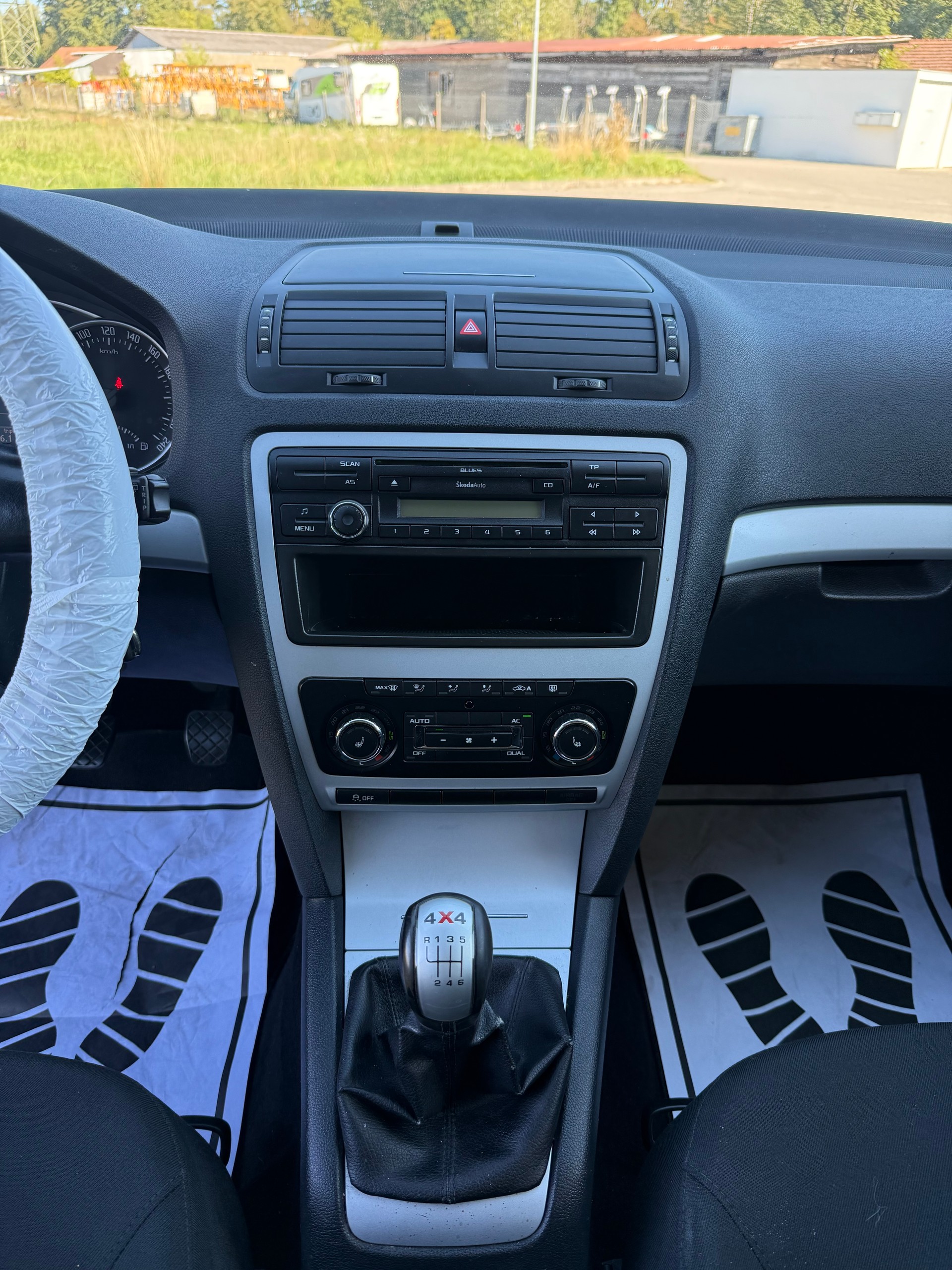 SKODA Octavia Combi 1.8 TSI Swiss Adventure 4x4-image-8