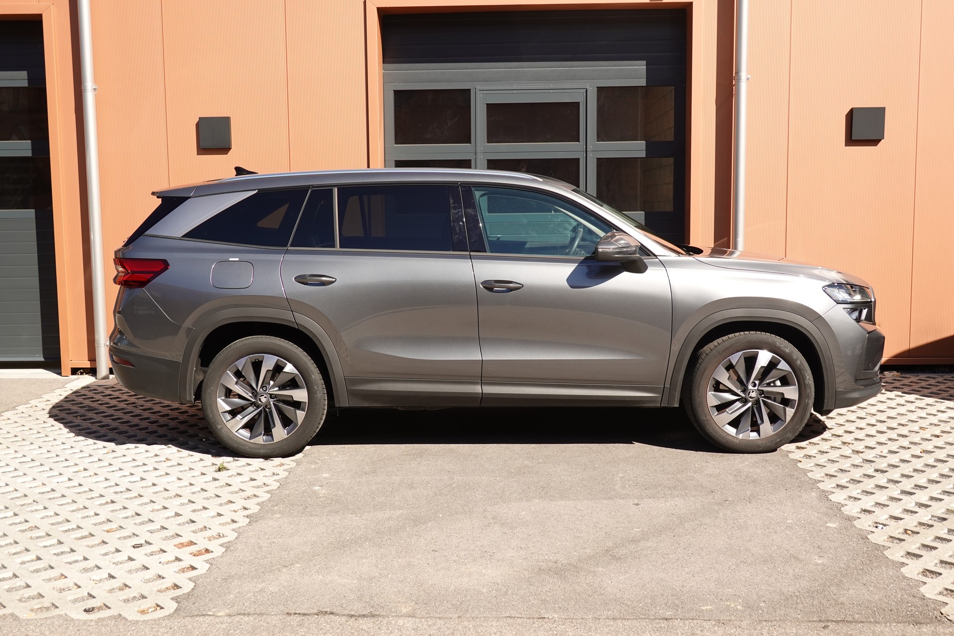 SKODA Kodiaq 1.5 TSI mHEV * 7 Places * Crochet remorque * Caméra * Tempomat Adaptatif * Clim Auto * Hayon Electrique *"-image-3