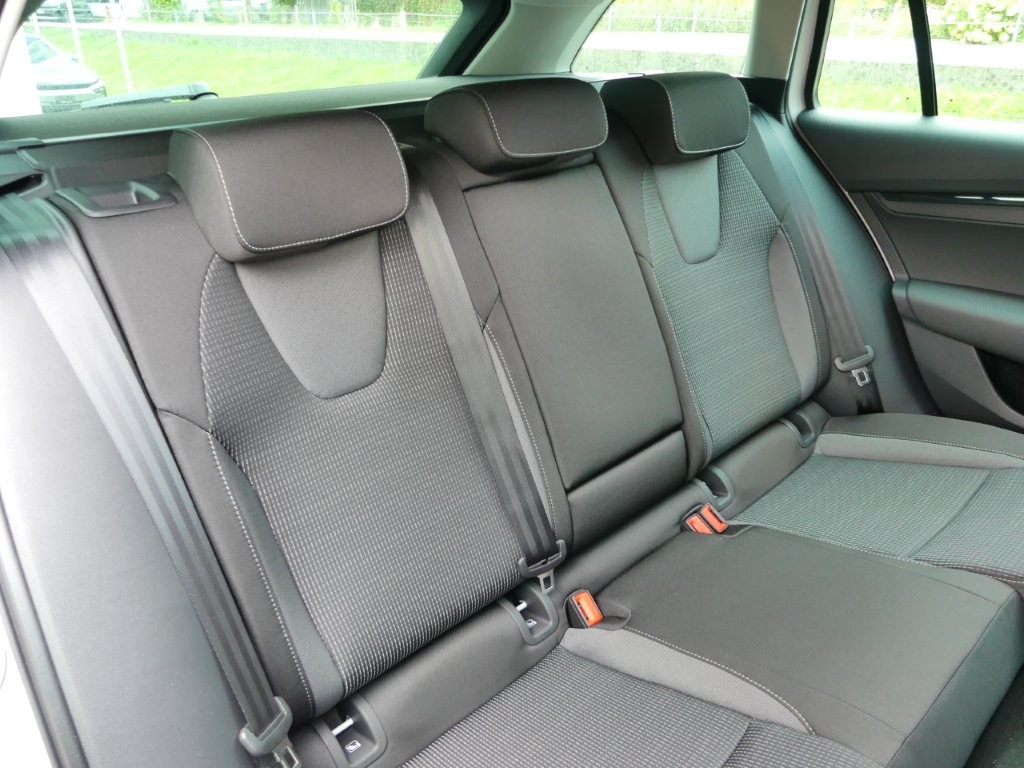 SKODA Octavia Combi 1.5 TSI mHEV DSG Selection-image-12
