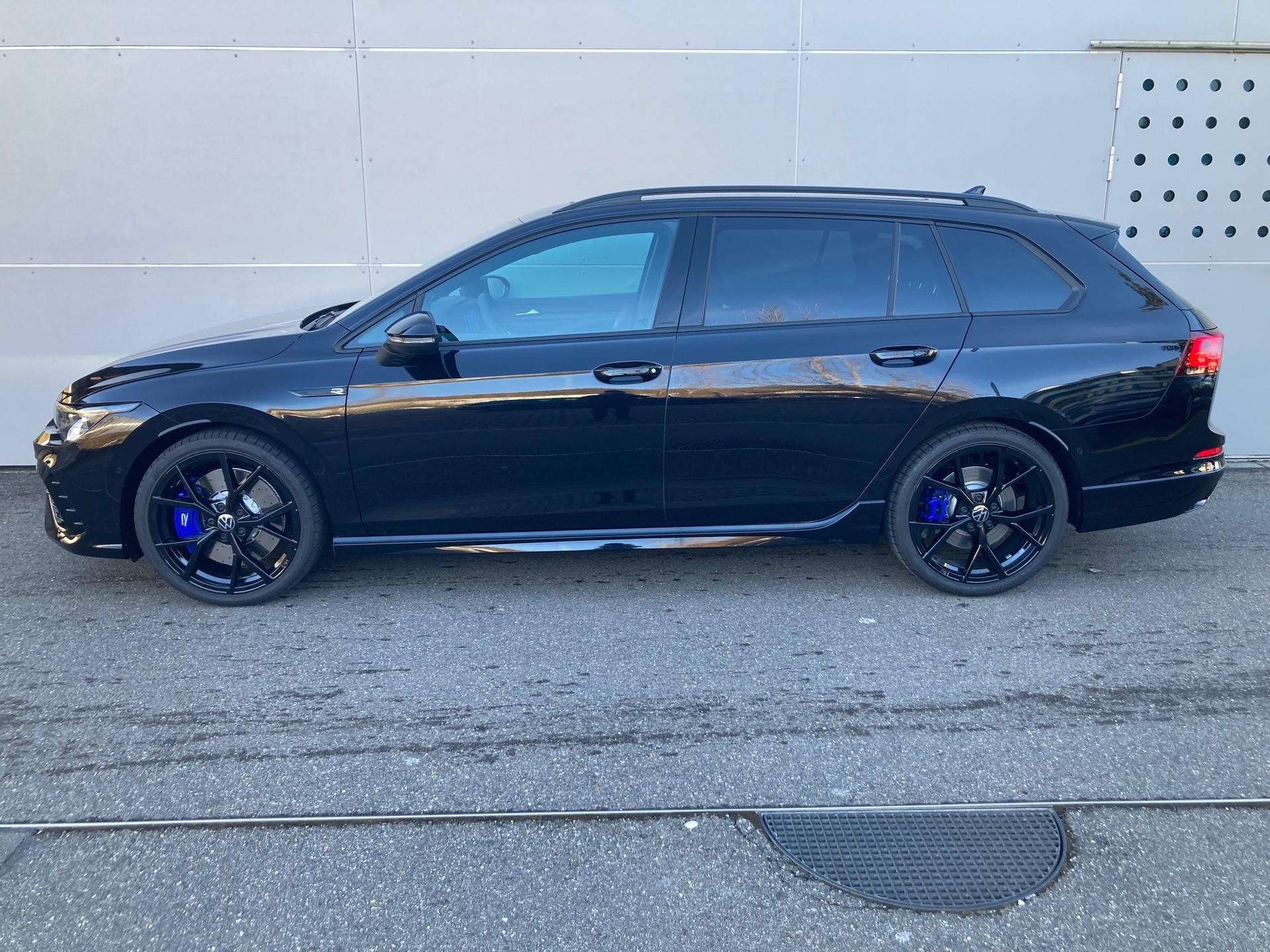 VW Golf Variant 2.0 TSI R DSG 4Motion-image-1