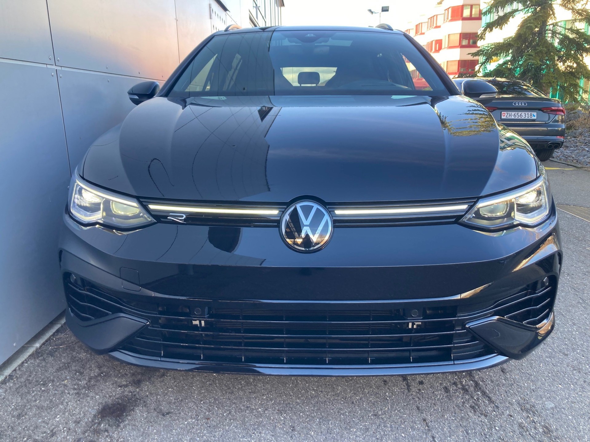 VW Golf Variant 2.0 TSI R DSG 4Motion-image-2