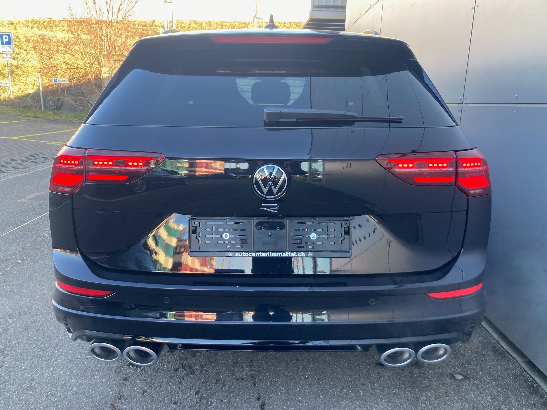 VW Golf Variant 2.0 TSI R DSG 4Motion-image-4