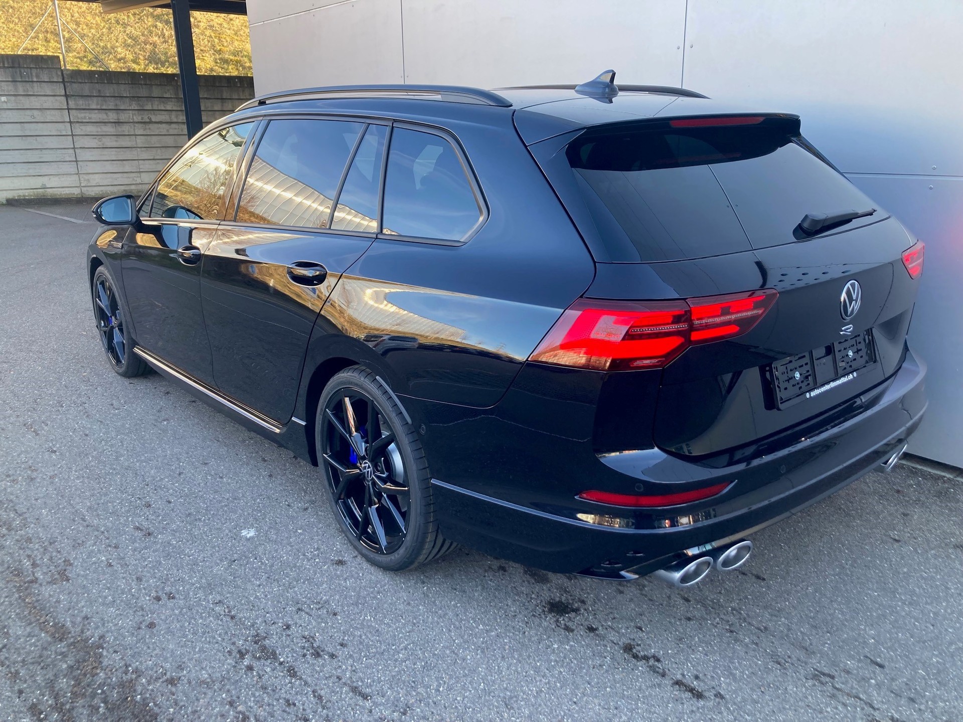 VW Golf Variant 2.0 TSI R DSG 4Motion-image-3