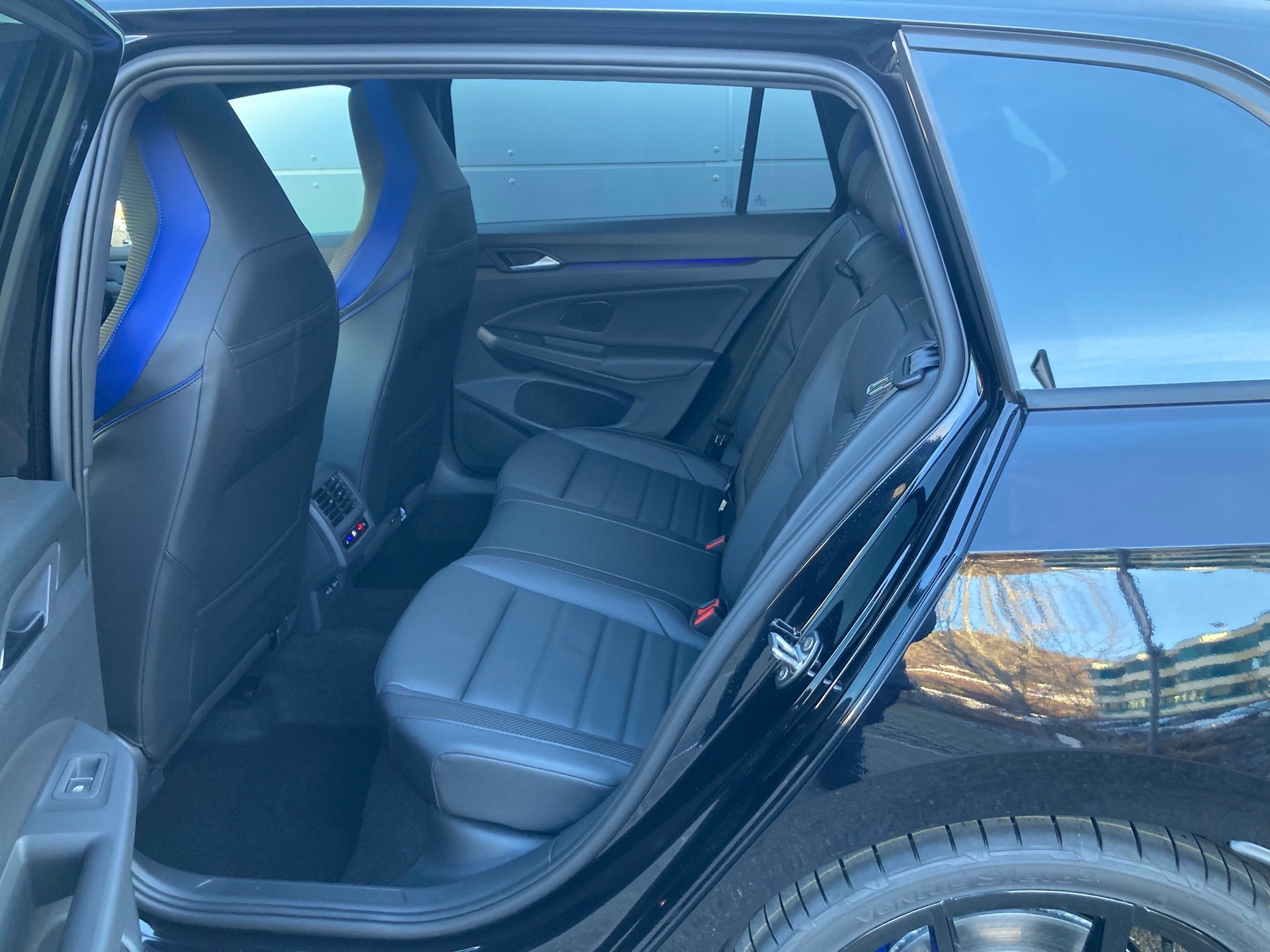 VW Golf Variant 2.0 TSI R DSG 4Motion-image-8
