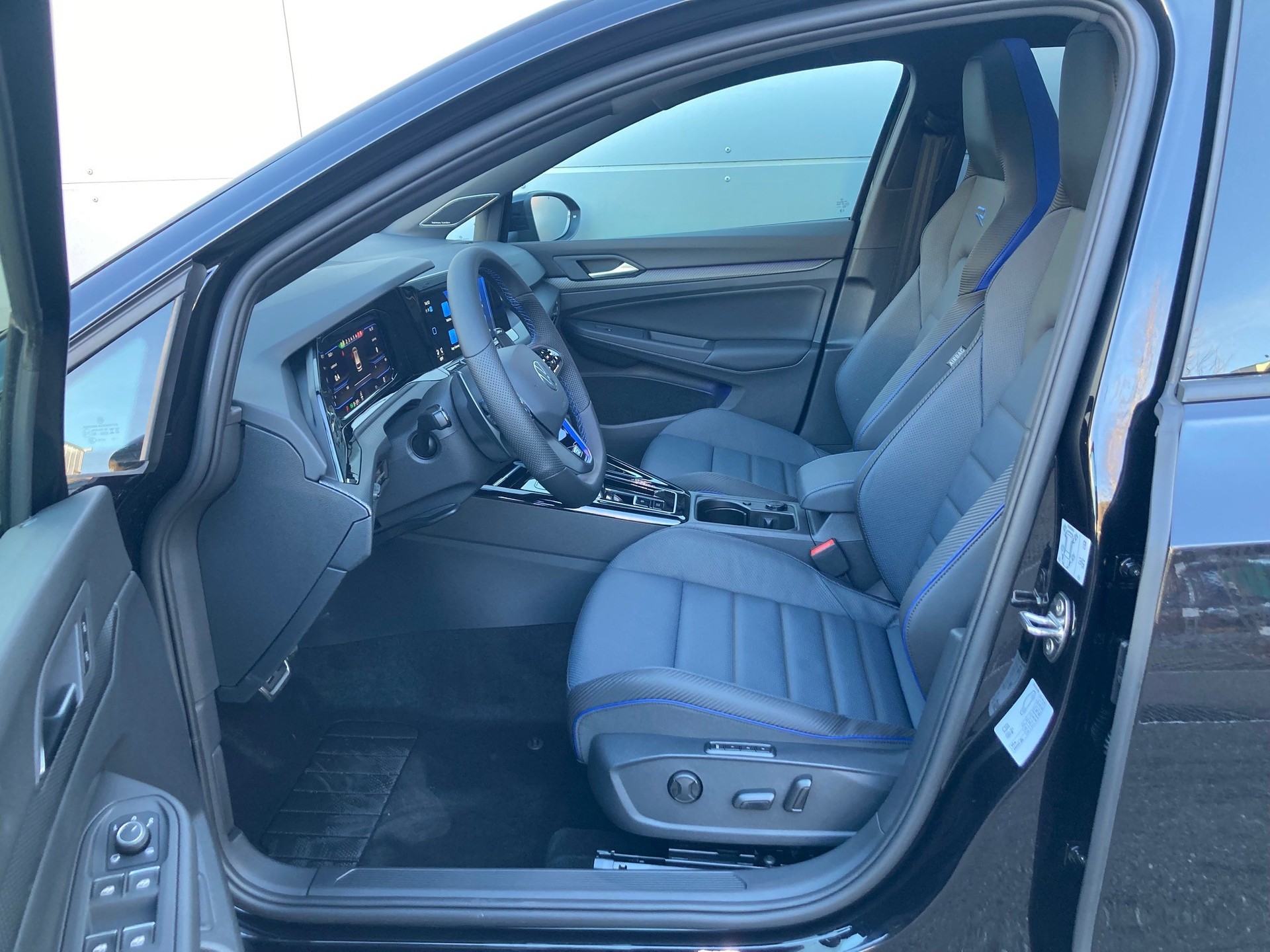 VW Golf Variant 2.0 TSI R DSG 4Motion-image-7