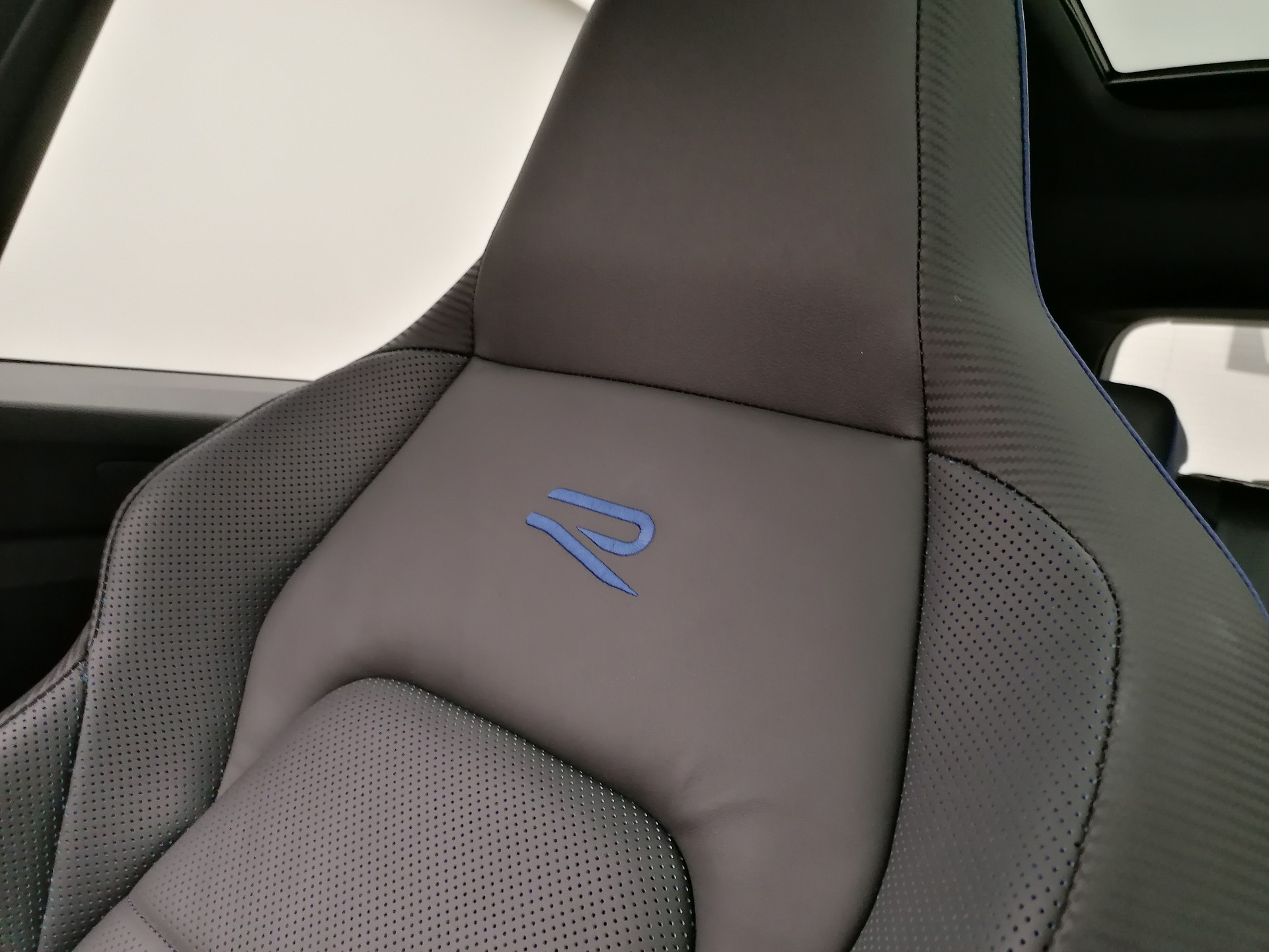 VW Golf Variant 2.0 TSI R DSG 4Motion-image-12