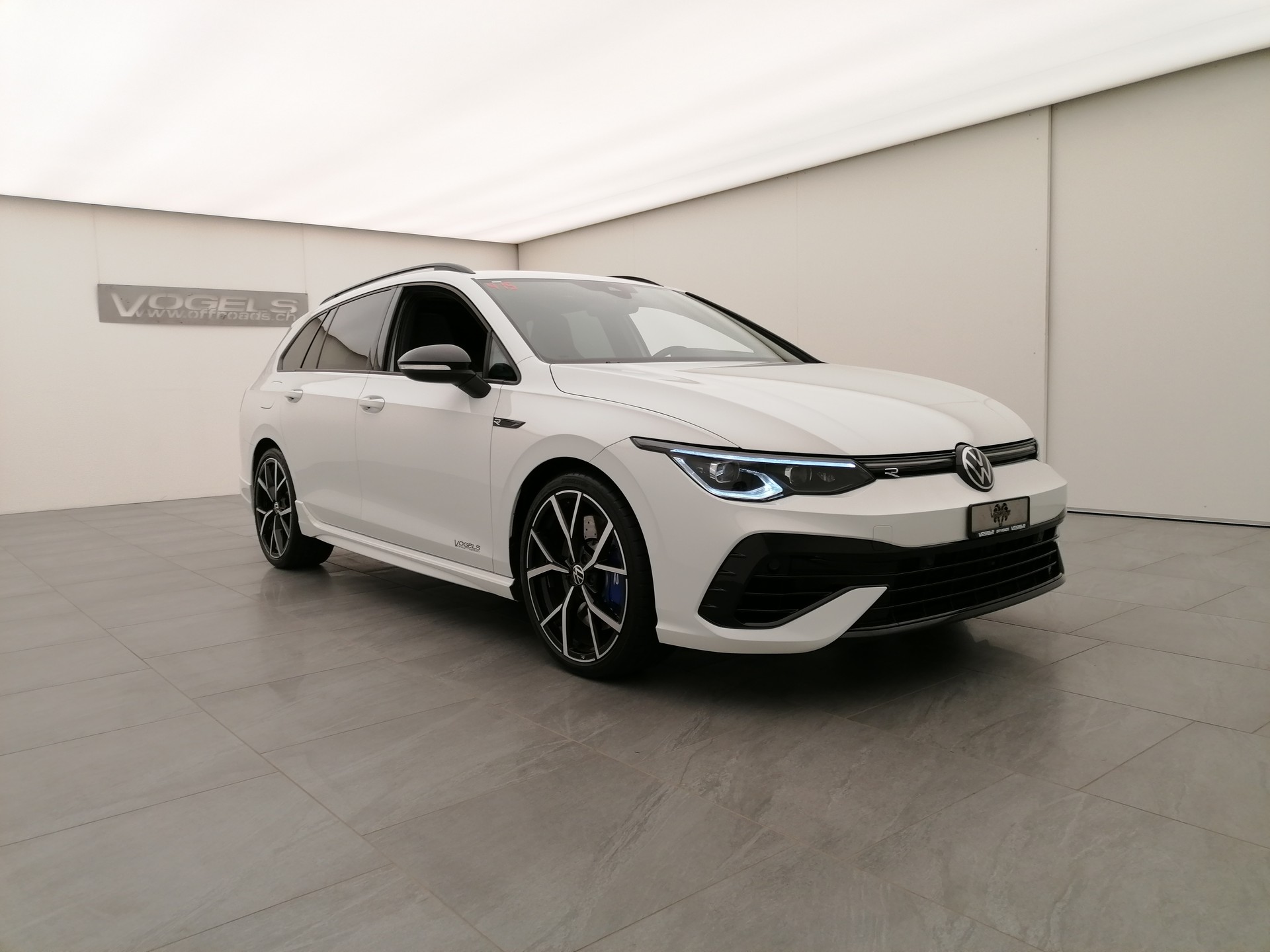 VW Golf Variant 2.0 TSI R DSG 4Motion-image-2