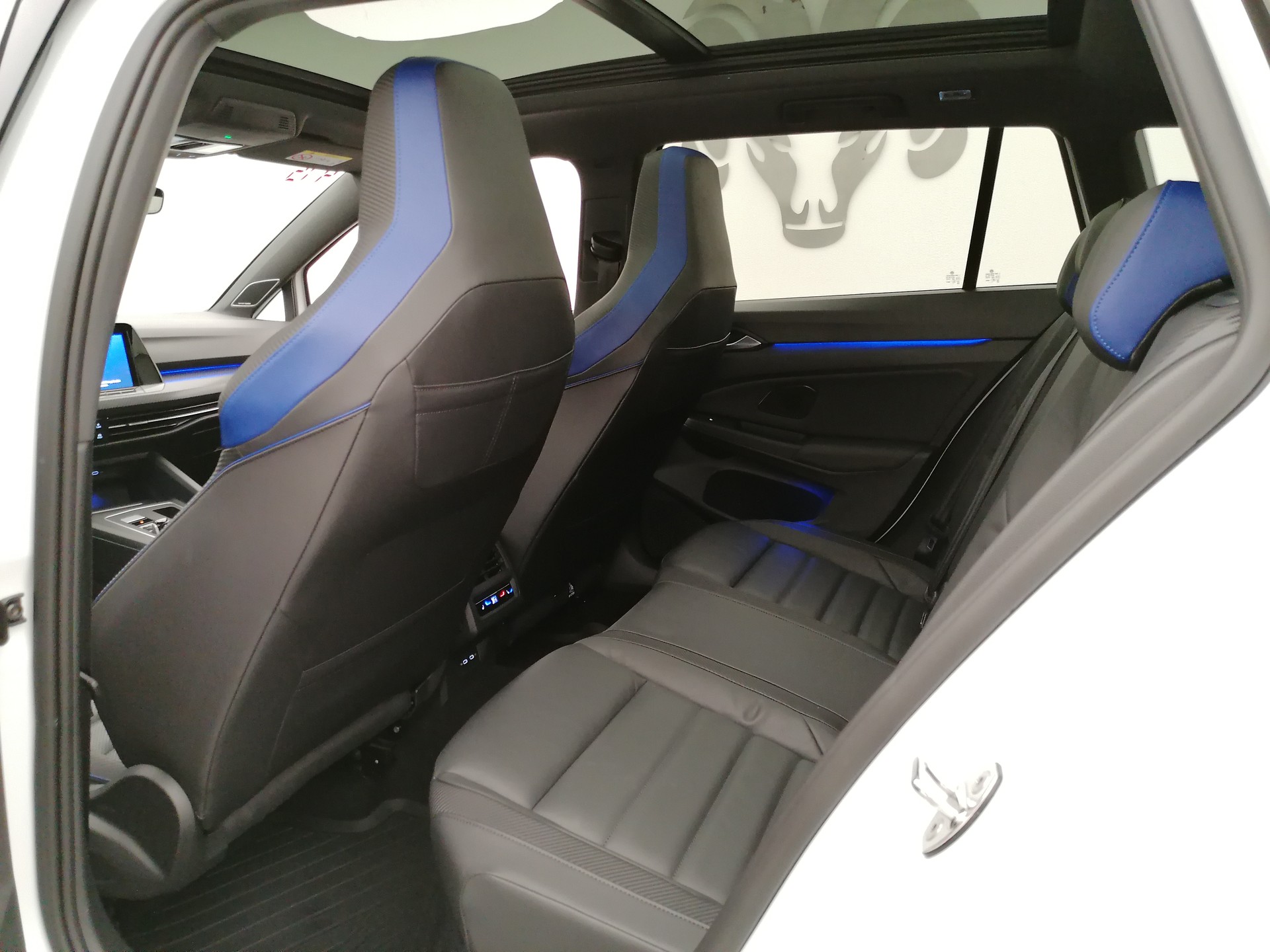 VW Golf Variant 2.0 TSI R DSG 4Motion-image-10