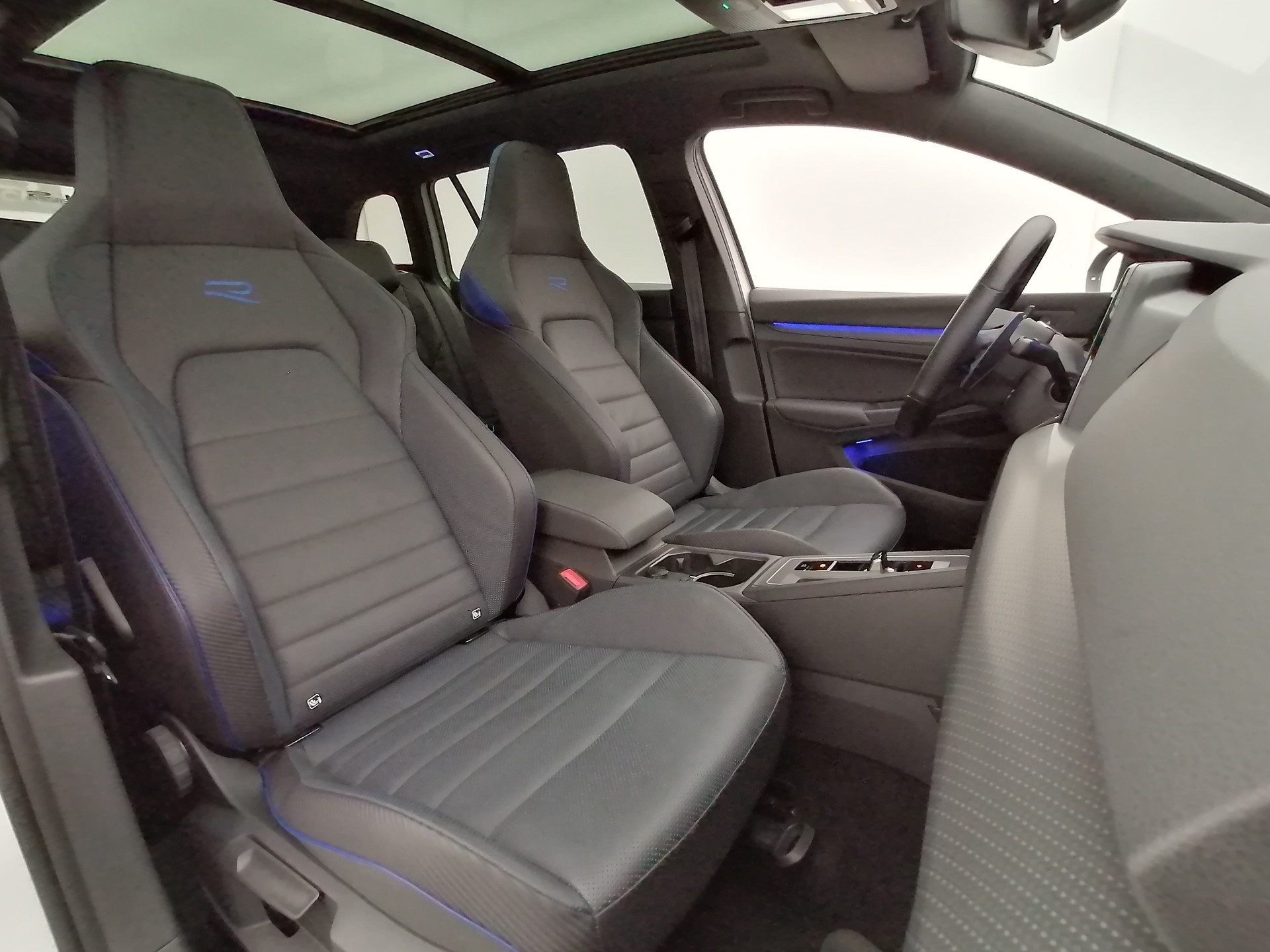 VW Golf Variant 2.0 TSI R DSG 4Motion-image-13
