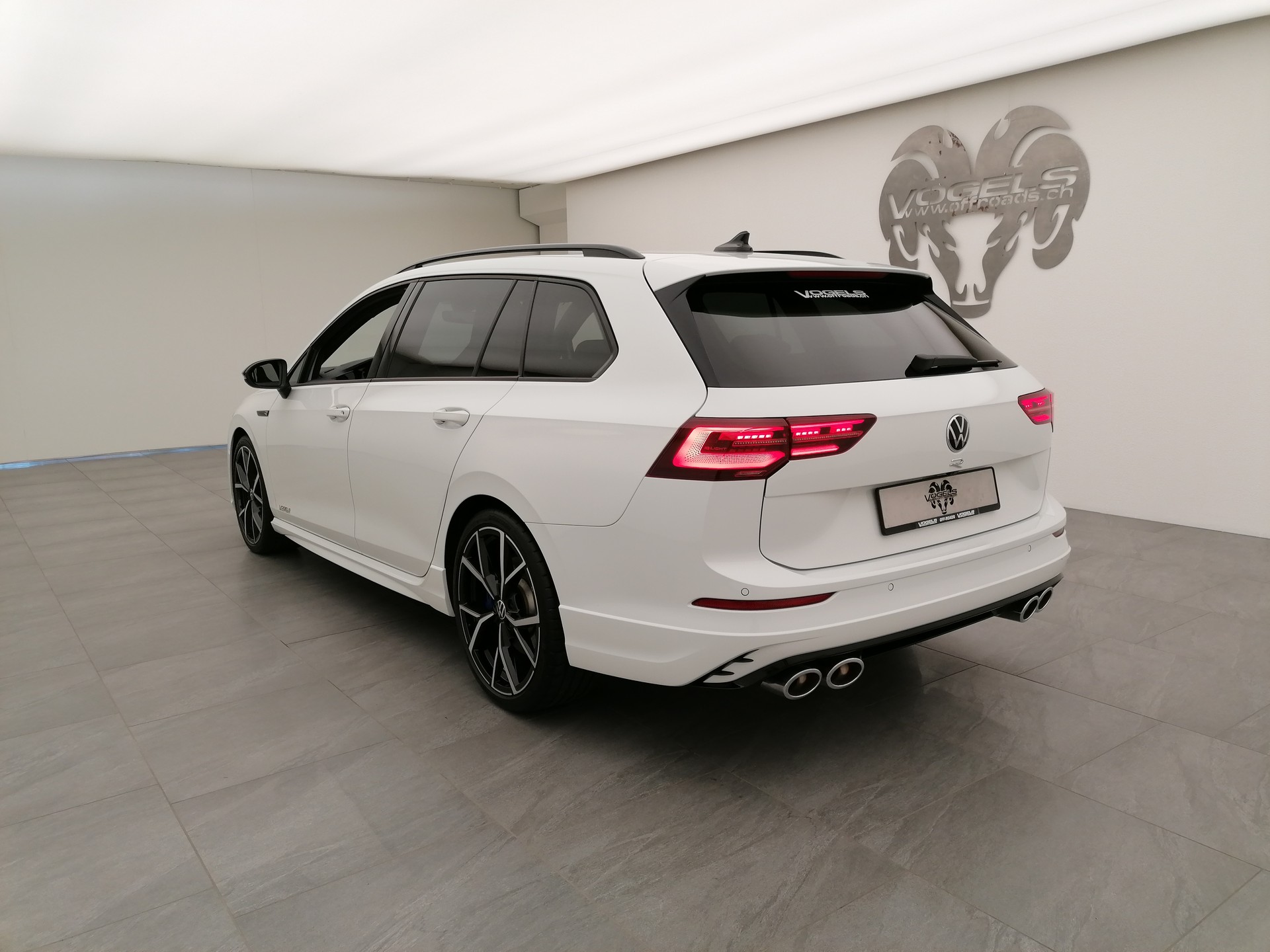 VW Golf Variant 2.0 TSI R DSG 4Motion-image-5