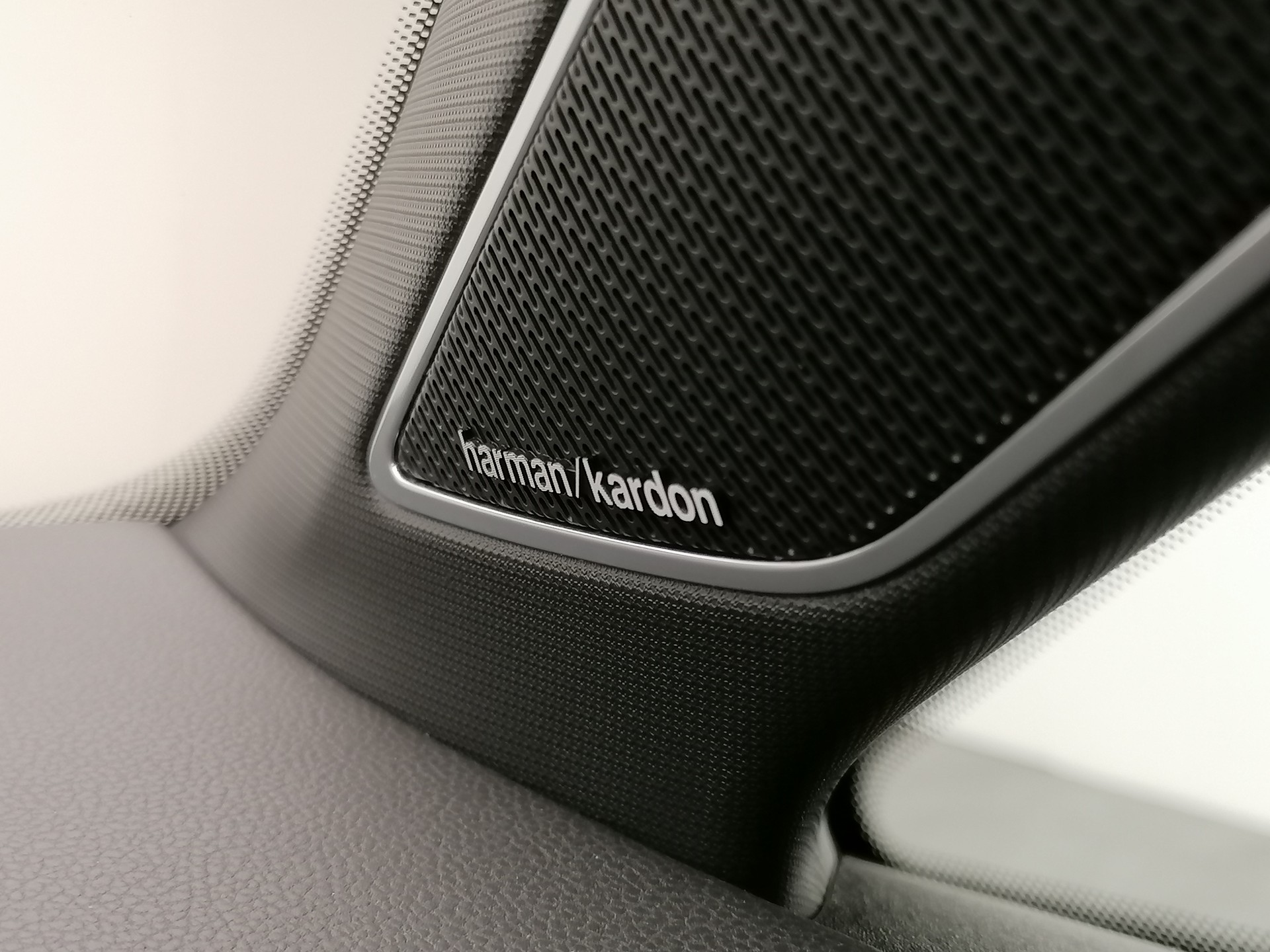 VW Golf Variant 2.0 TSI R DSG 4Motion-image-15