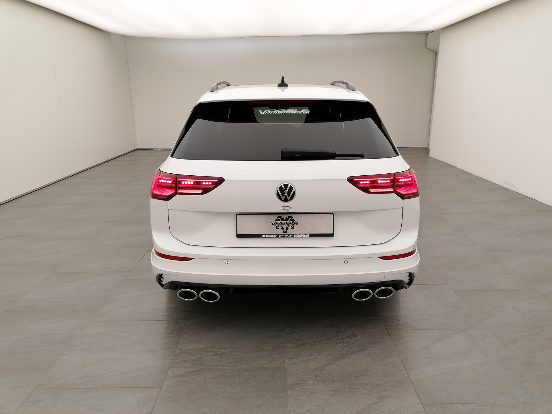 VW Golf Variant 2.0 TSI R DSG 4Motion-image-4