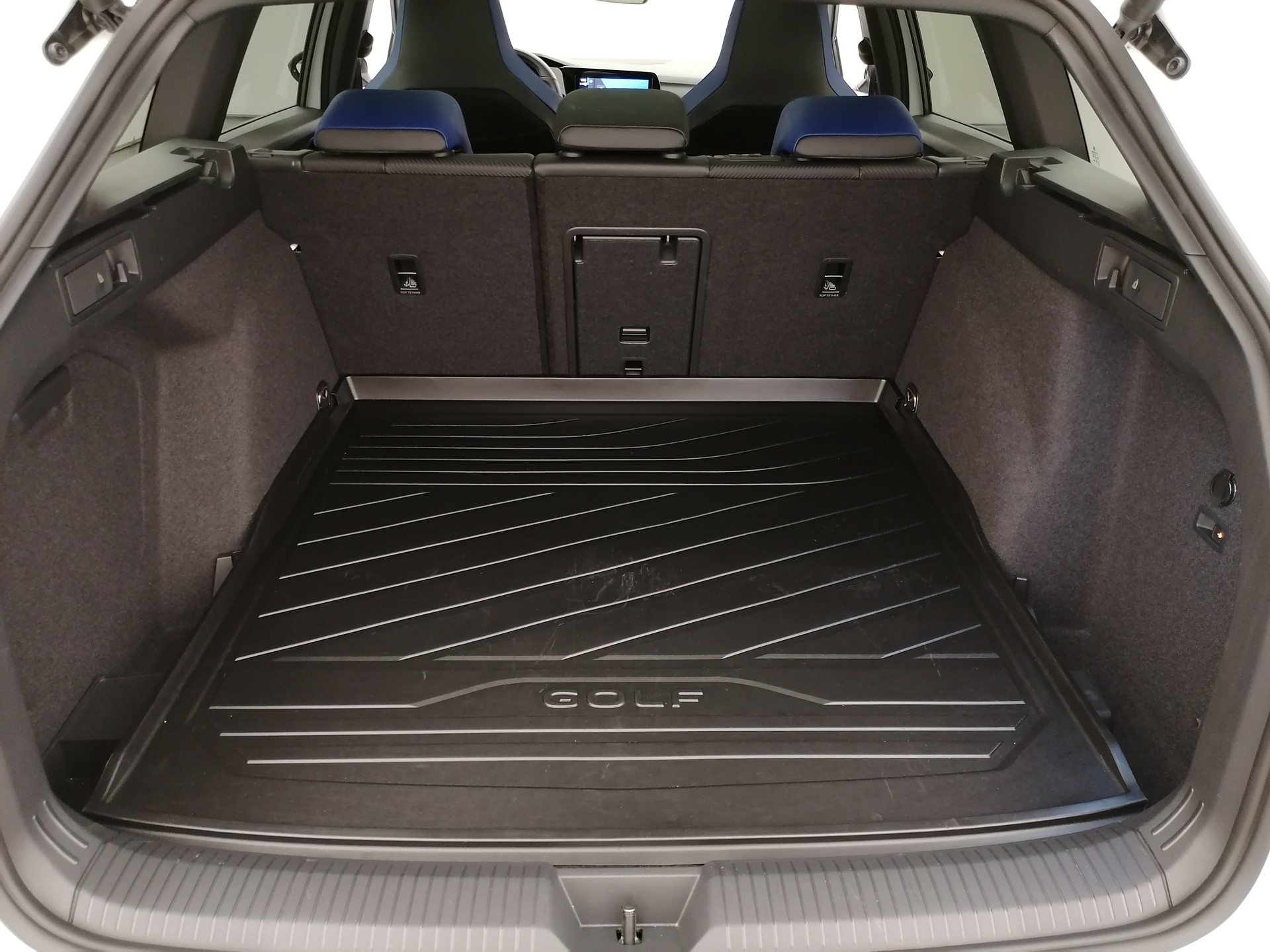 VW Golf Variant 2.0 TSI R DSG 4Motion-image-11