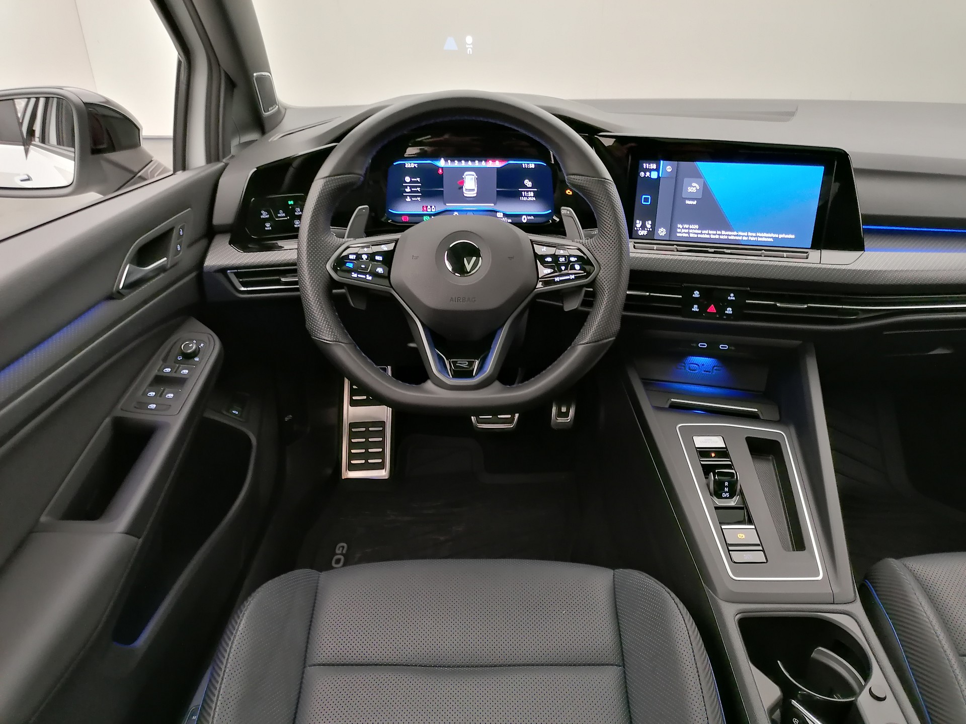 VW Golf Variant 2.0 TSI R DSG 4Motion-image-9