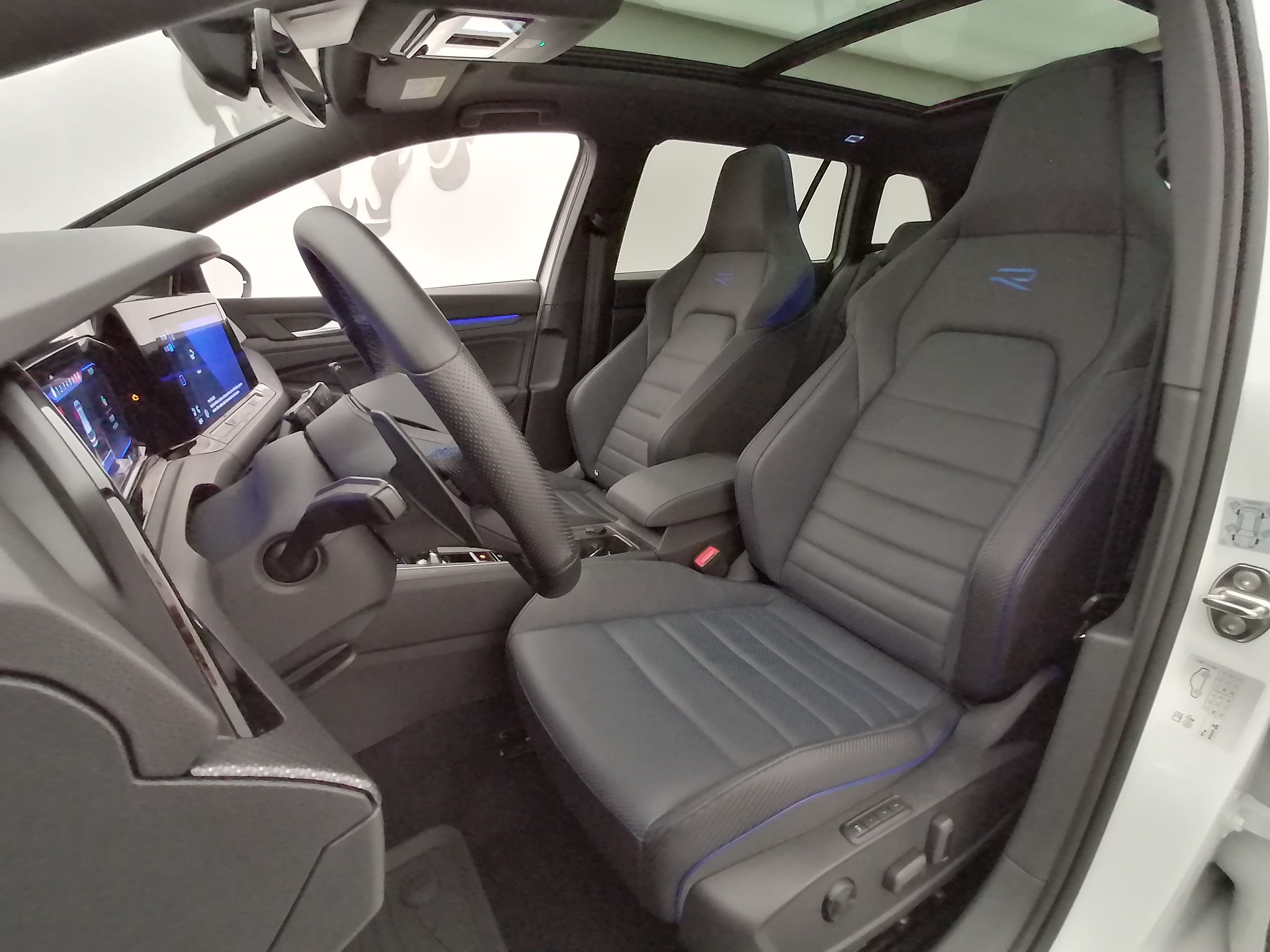 VW Golf Variant 2.0 TSI R DSG 4Motion-image-7