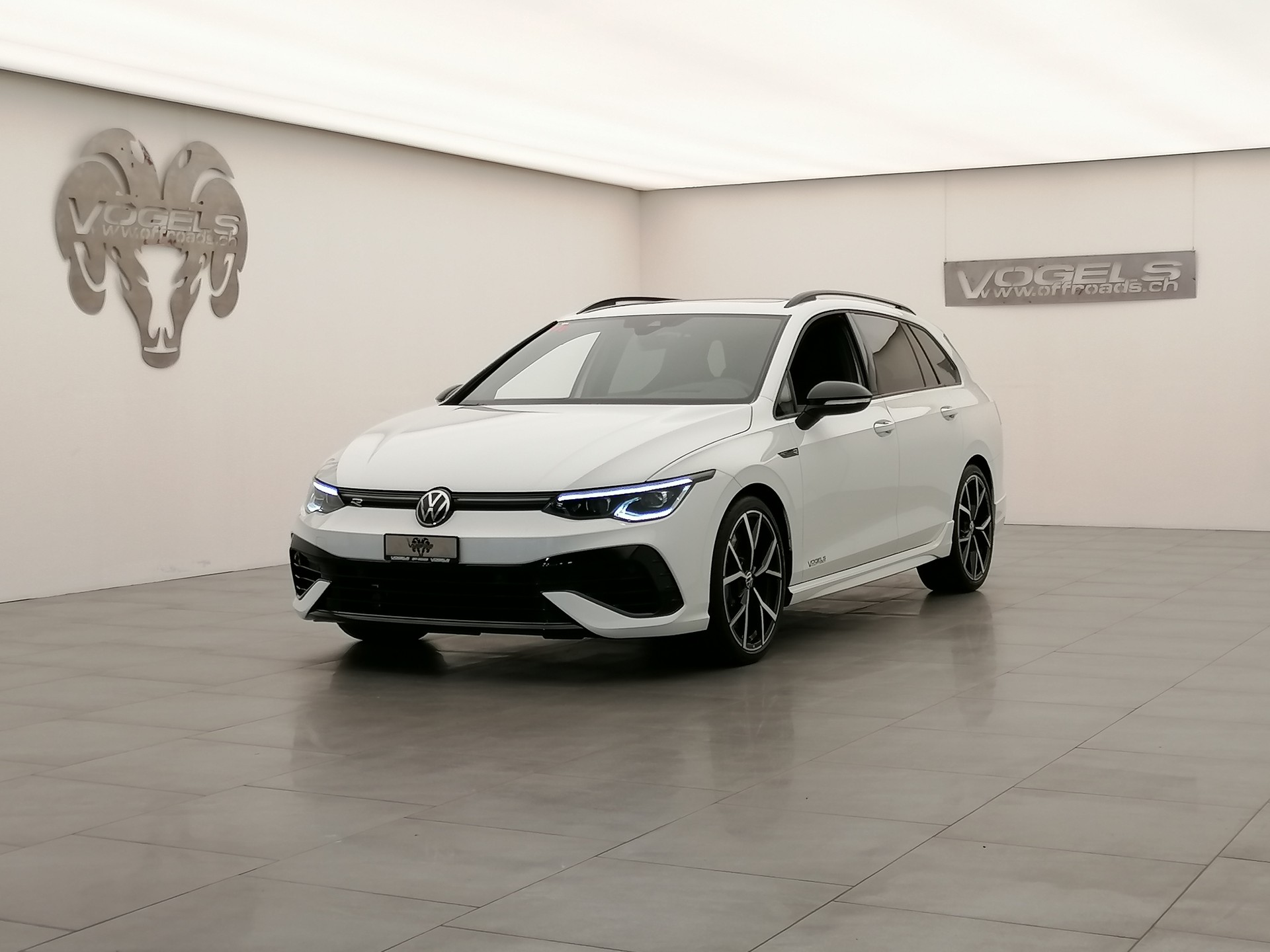 VW Golf Variant 2.0 TSI R DSG 4Motion-image-0