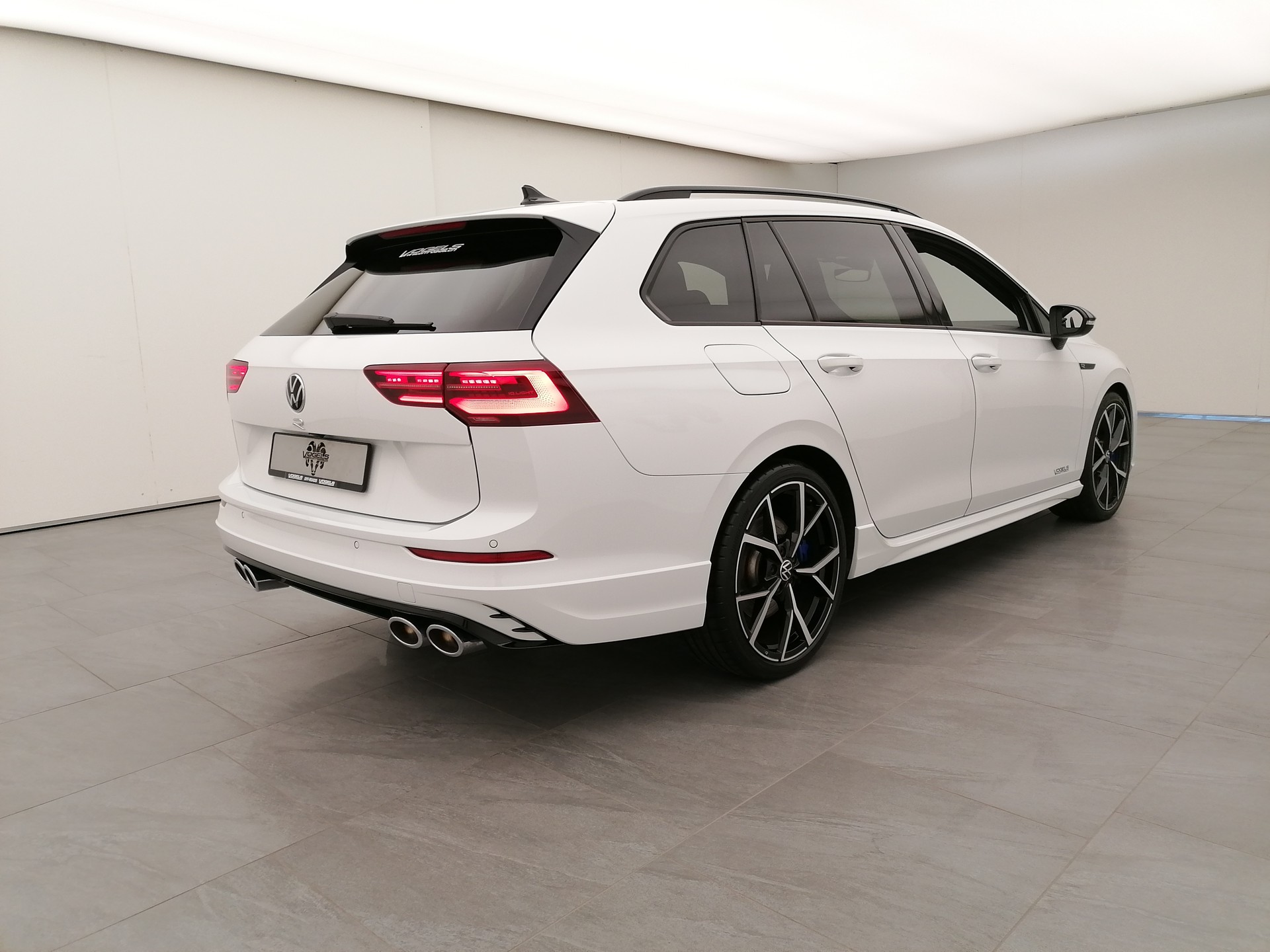 VW Golf Variant 2.0 TSI R DSG 4Motion-image-3
