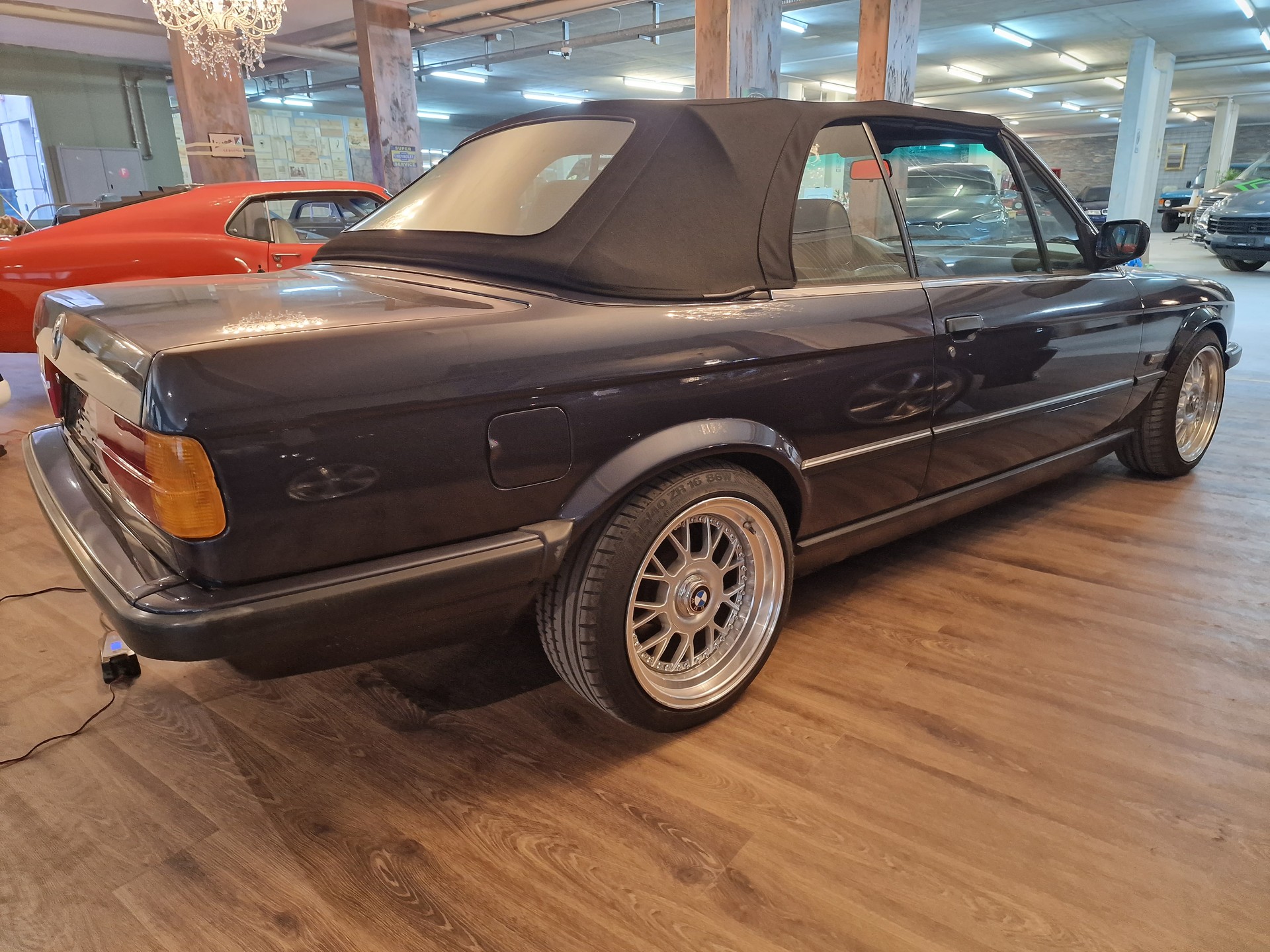 BMW 325i Cabrio-image-5