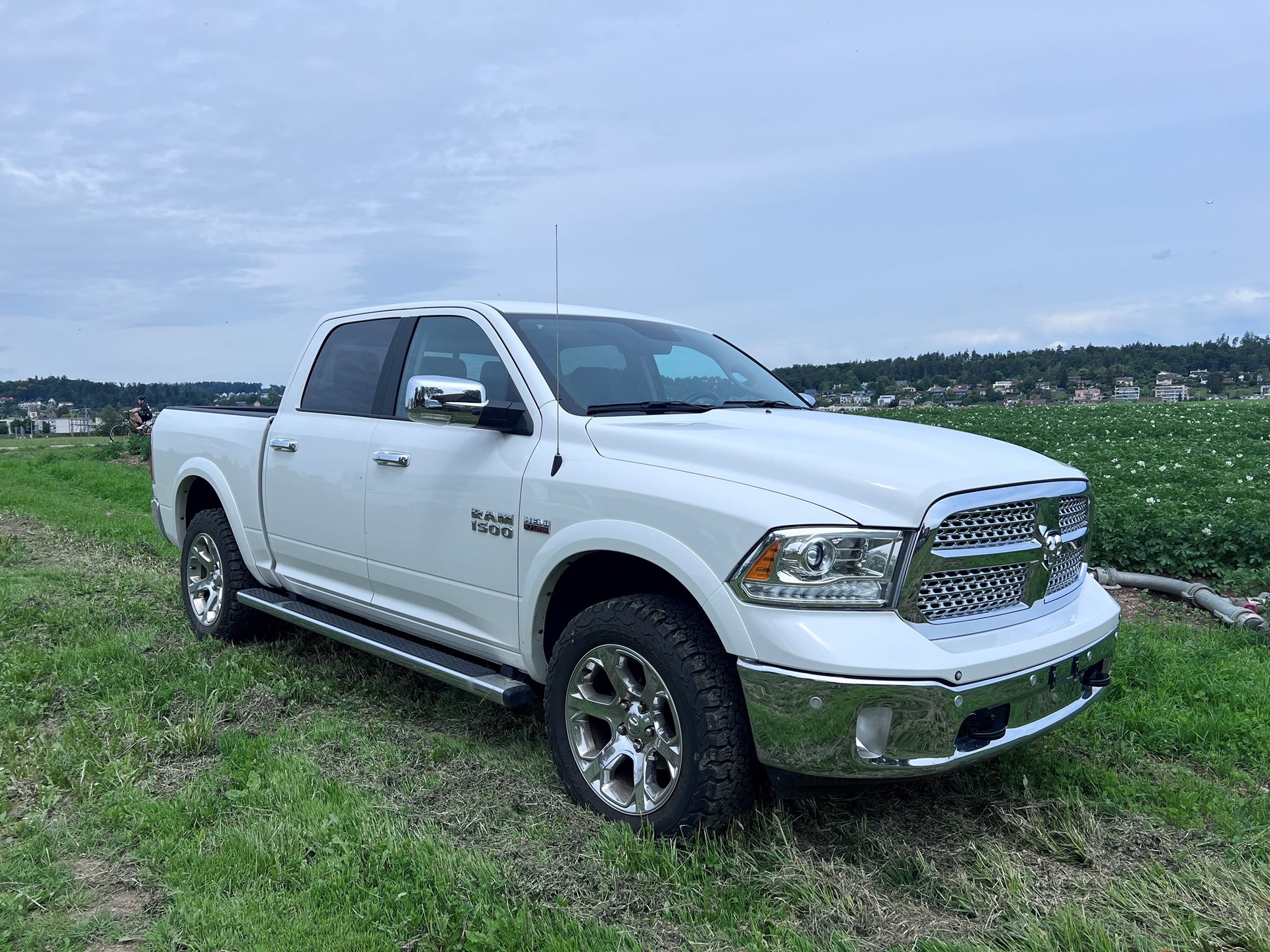 DODGE Laramie-image-0