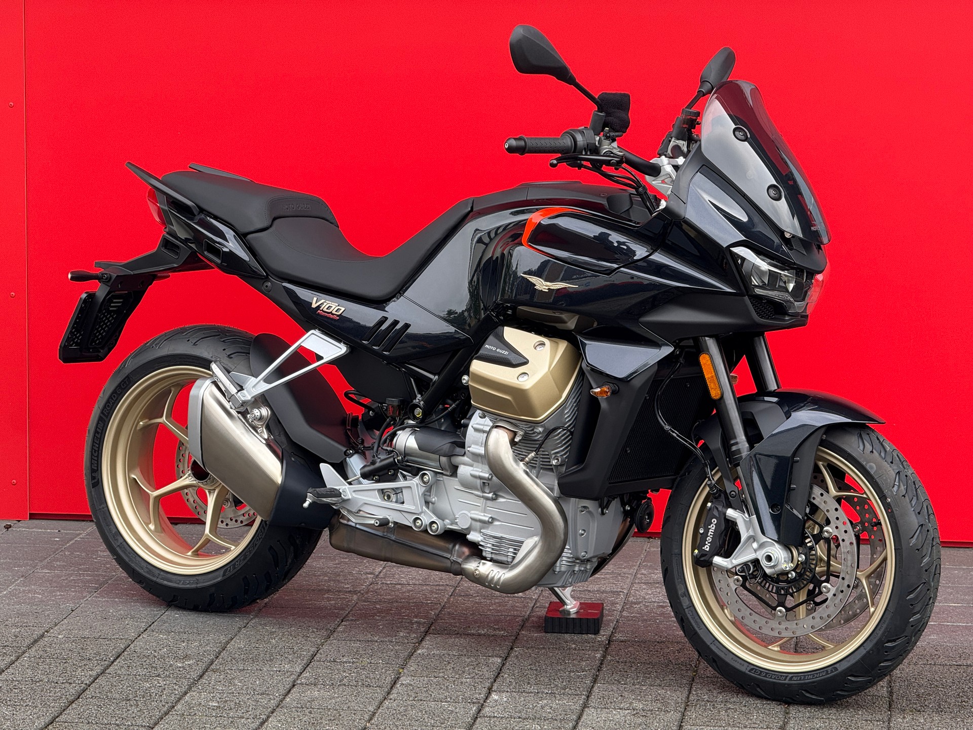 MOTO GUZZI V100 Mandello-showroom-element-1