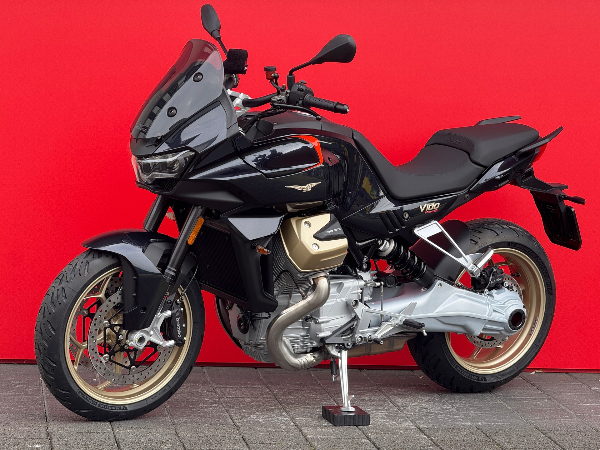 MOTO GUZZI V100 Mandello-showroom-element-2