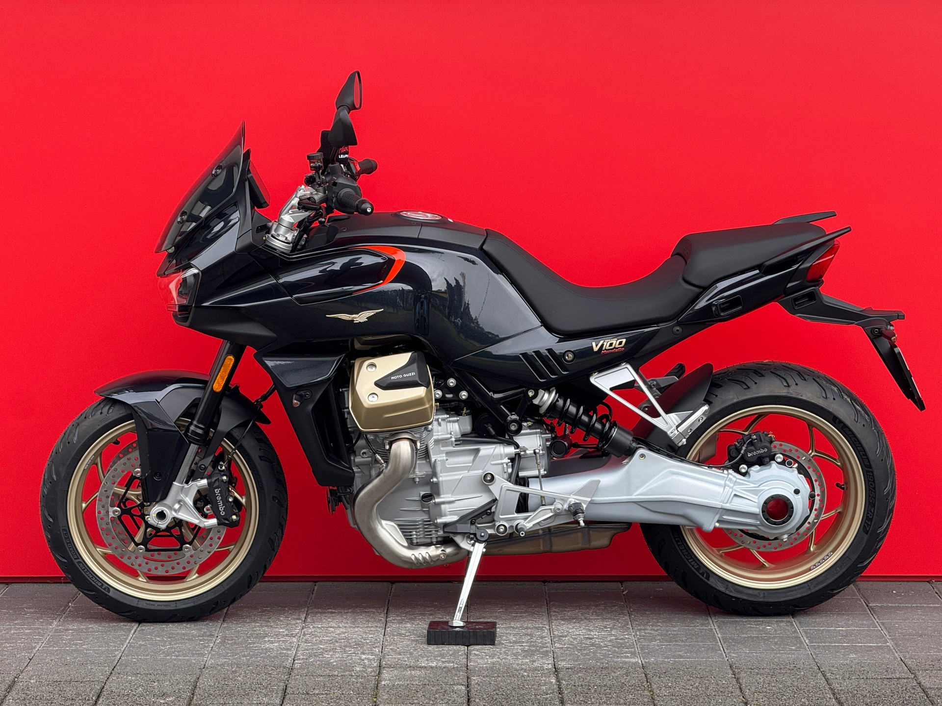 MOTO GUZZI V100 Mandello-showroom-element-3