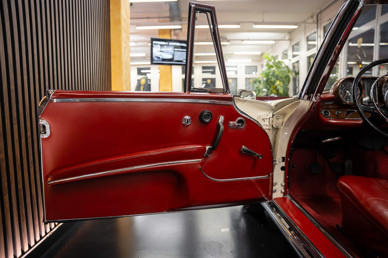 MERCEDES-BENZ 220 SE/b-image-25