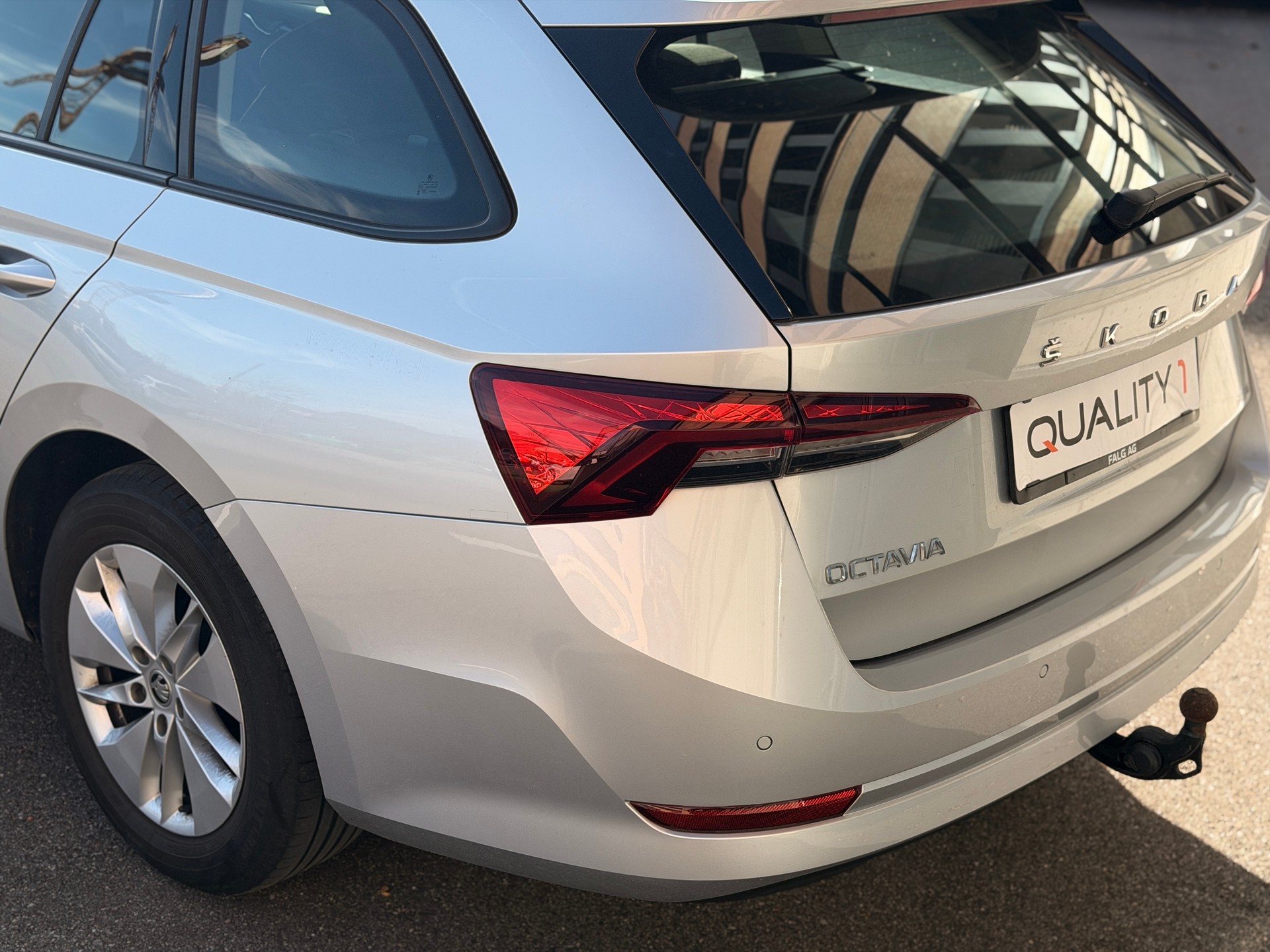 SKODA Octavia Combi 2.0 TDI DSG Ambition-image-12