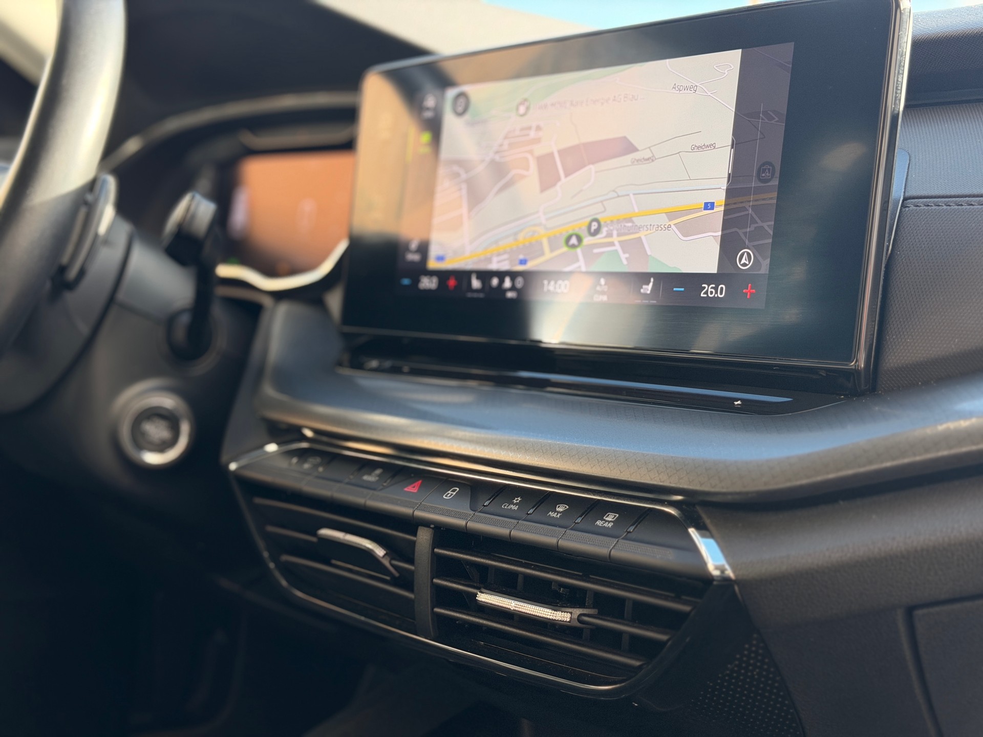 SKODA Octavia Combi 2.0 TDI DSG Ambition-image-28