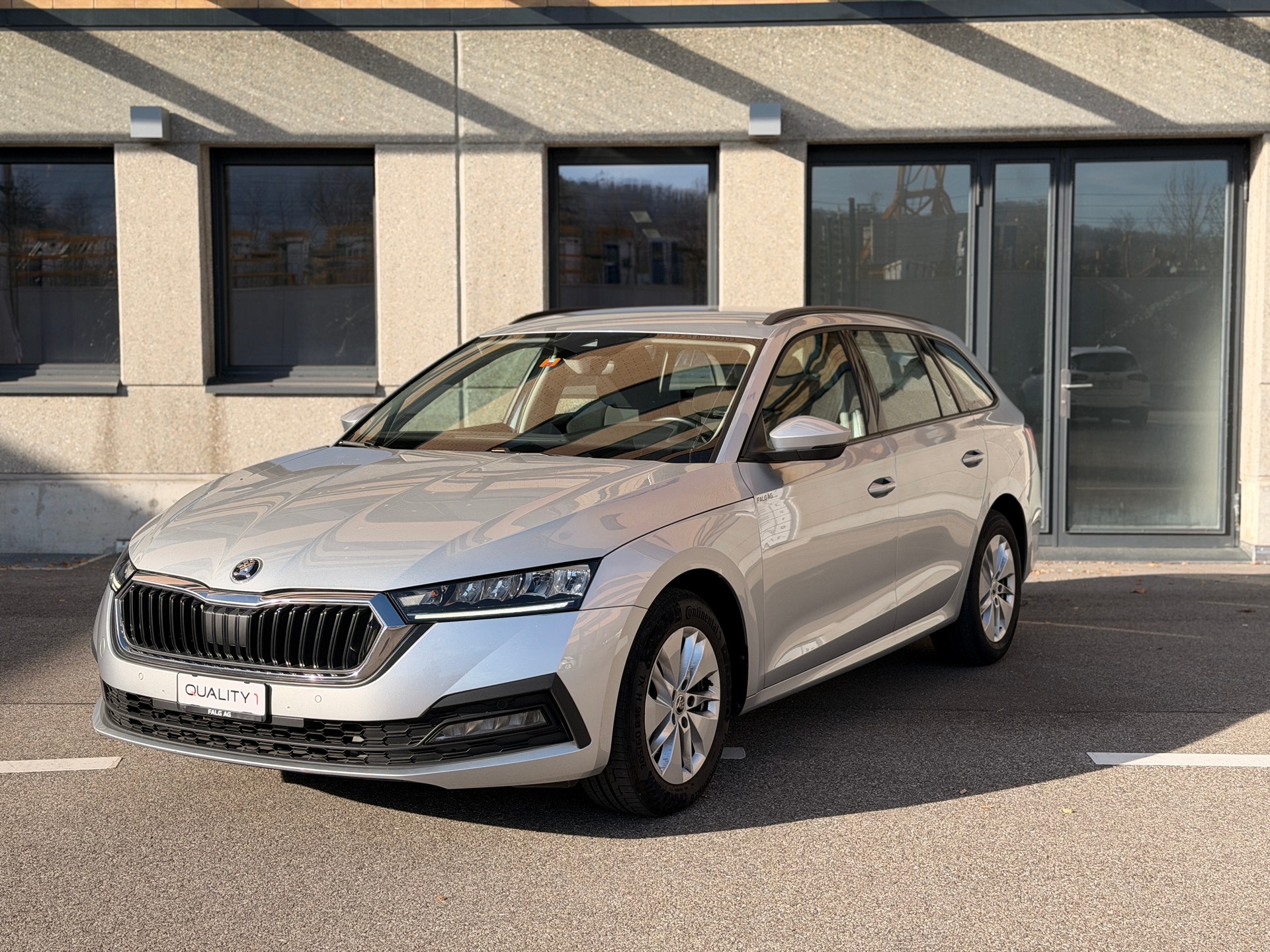 SKODA Octavia Combi 2.0 TDI DSG Ambition-image-0