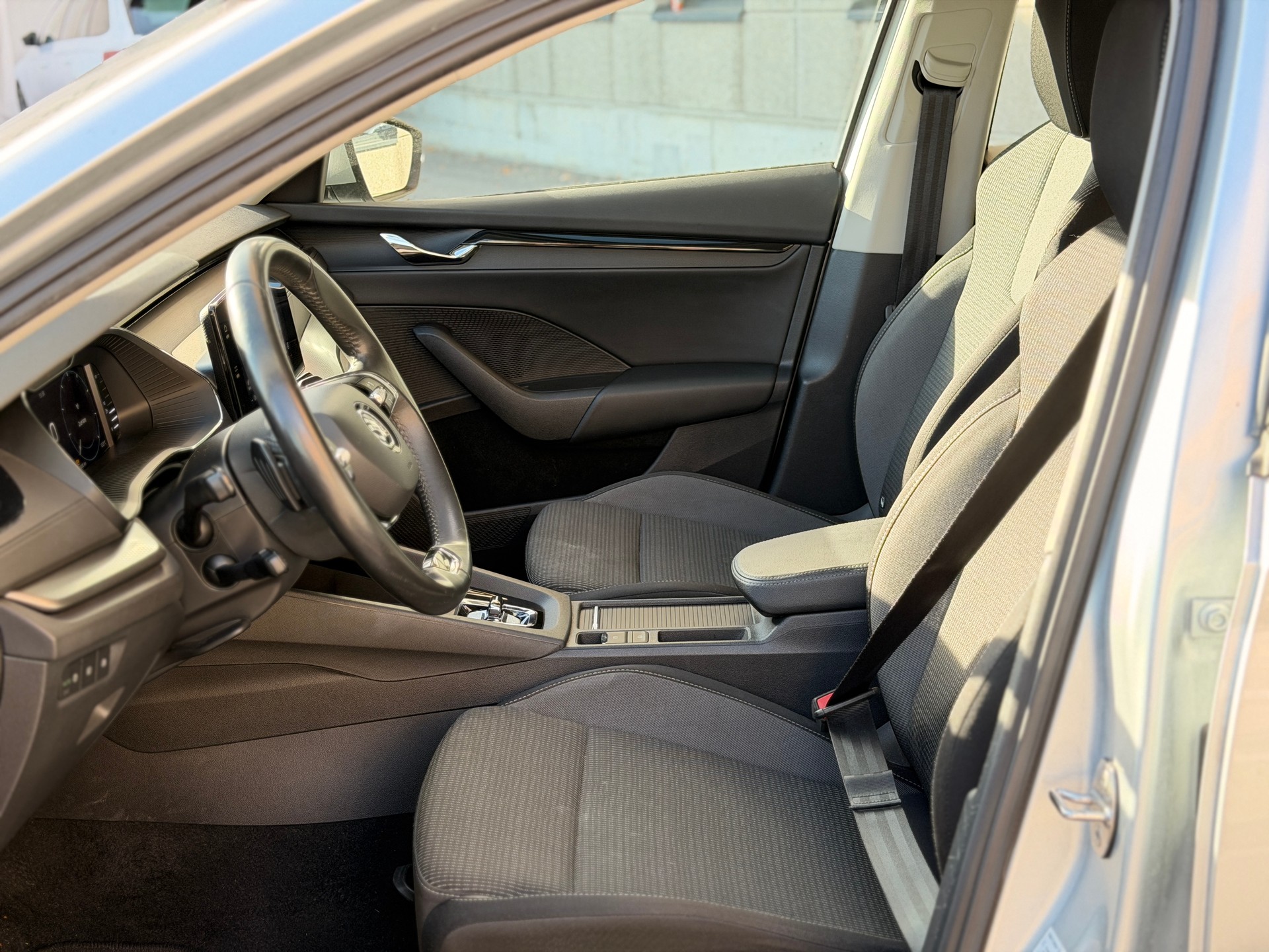 SKODA Octavia Combi 2.0 TDI DSG Ambition-image-15