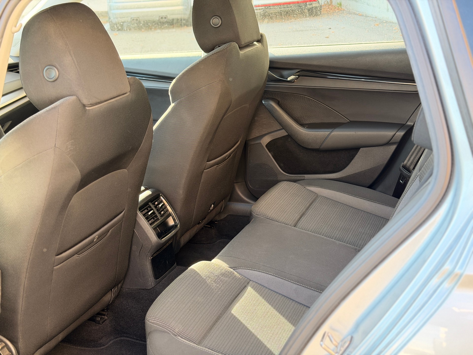 SKODA Octavia Combi 2.0 TDI DSG Ambition-image-17
