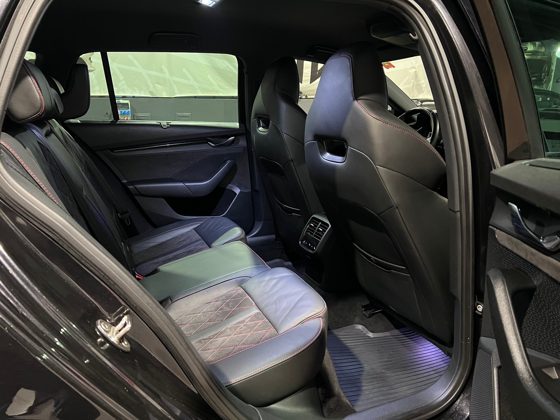 SKODA Octavia Combi 1.4 TSI PHEV DSG RS-image-14