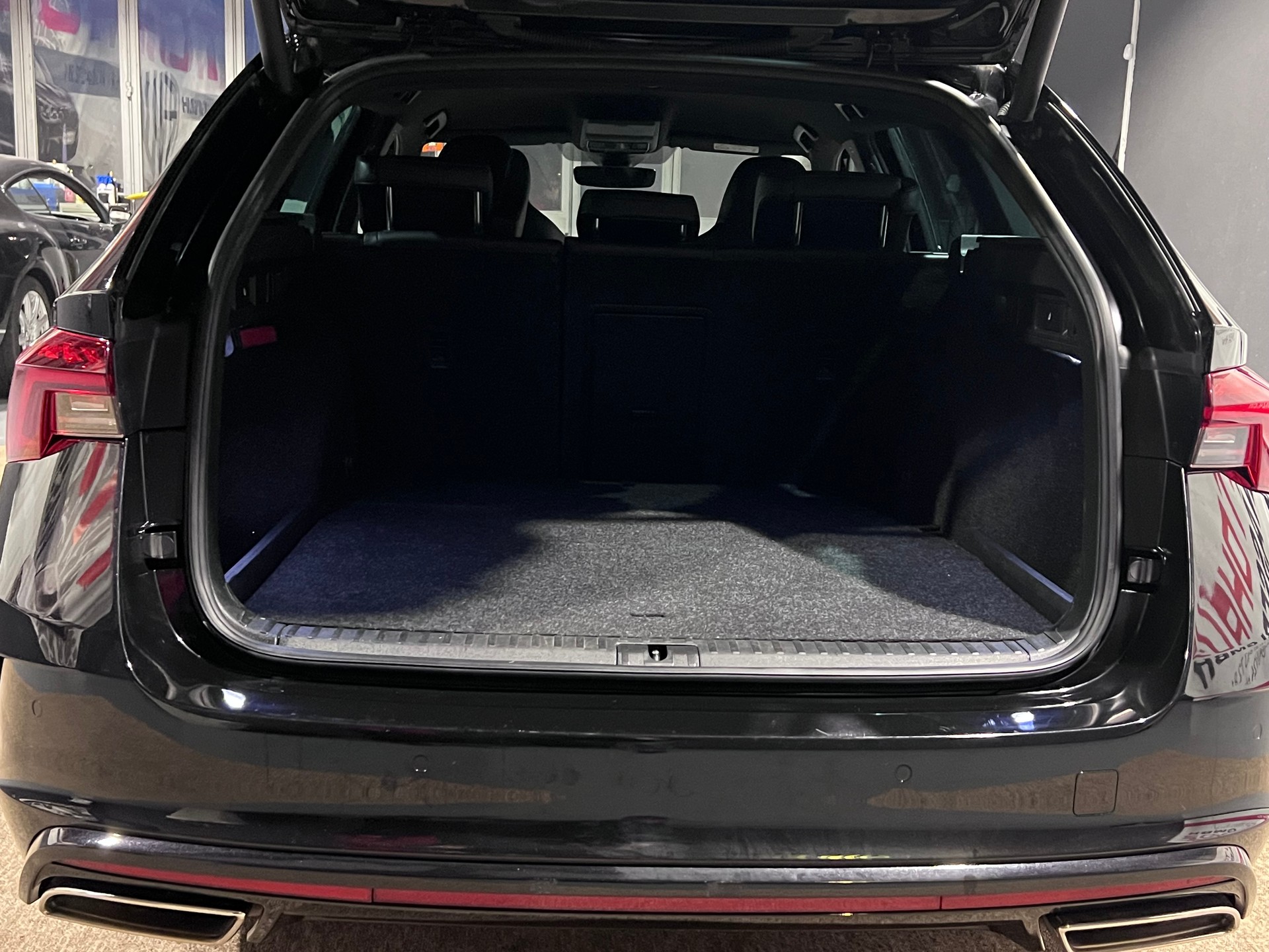 SKODA Octavia Combi 1.4 TSI PHEV DSG RS-image-4