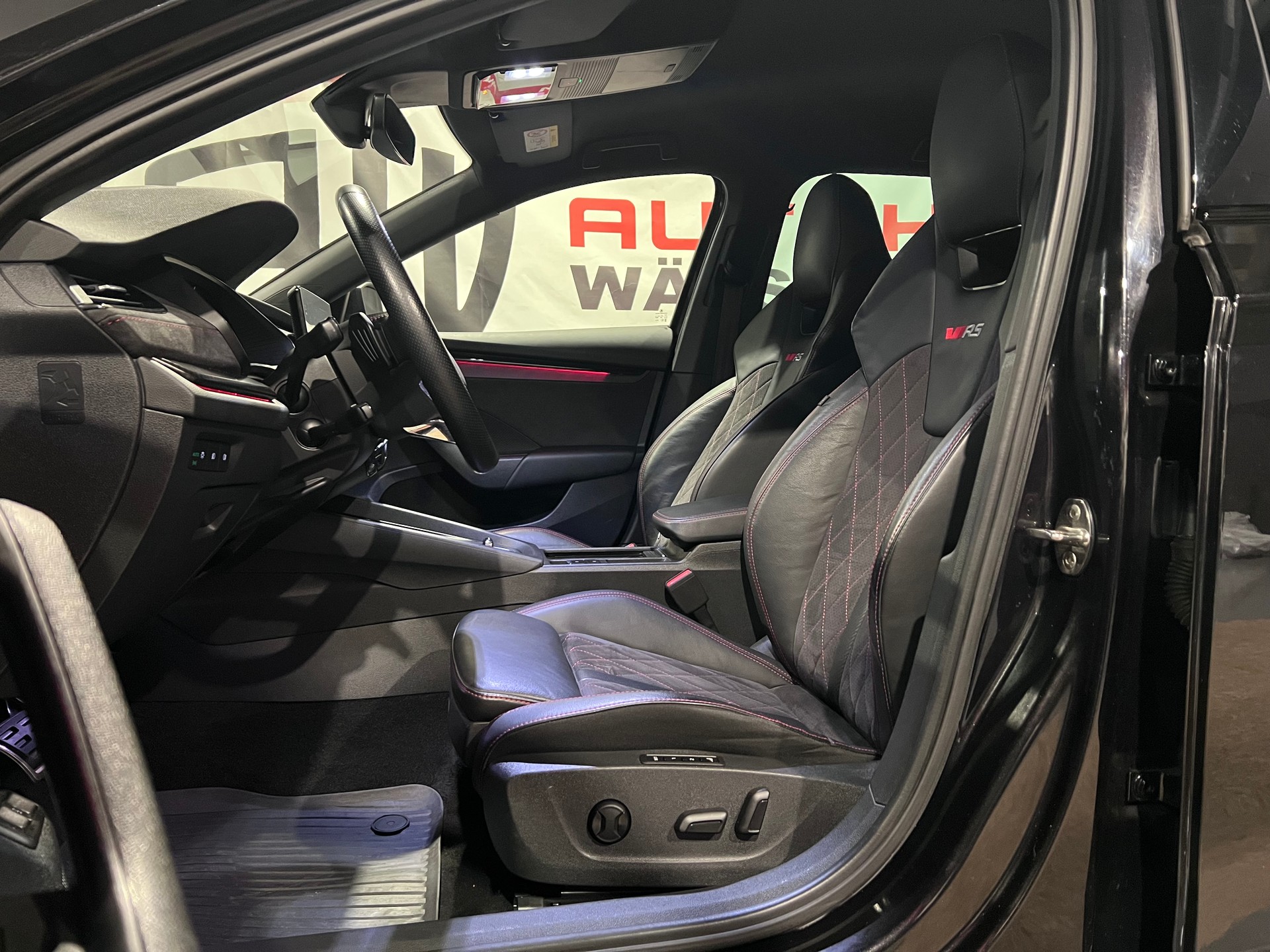 SKODA Octavia Combi 1.4 TSI PHEV DSG RS-image-11