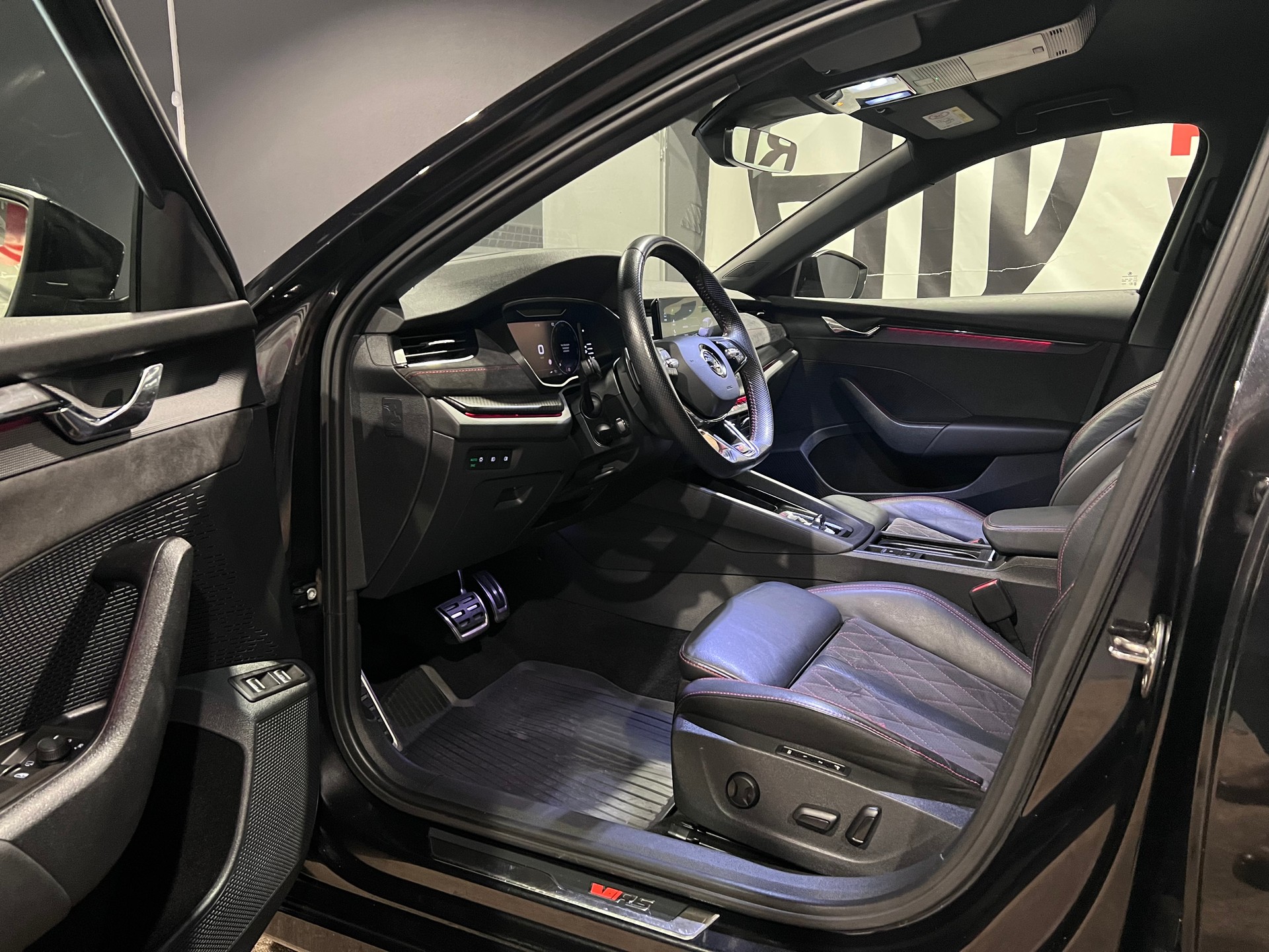 SKODA Octavia Combi 1.4 TSI PHEV DSG RS-image-10