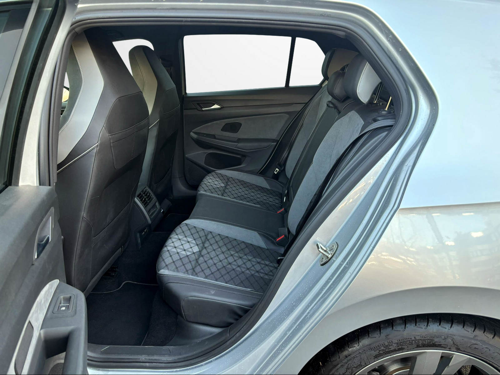 VW Golf 1.5 eTSI mHEV ACT R-Line DSG-image-12
