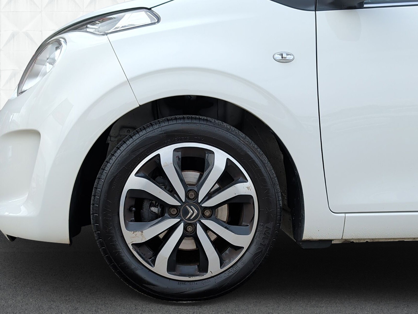 CITROEN C1 VTi Shine Airscape-image-7
