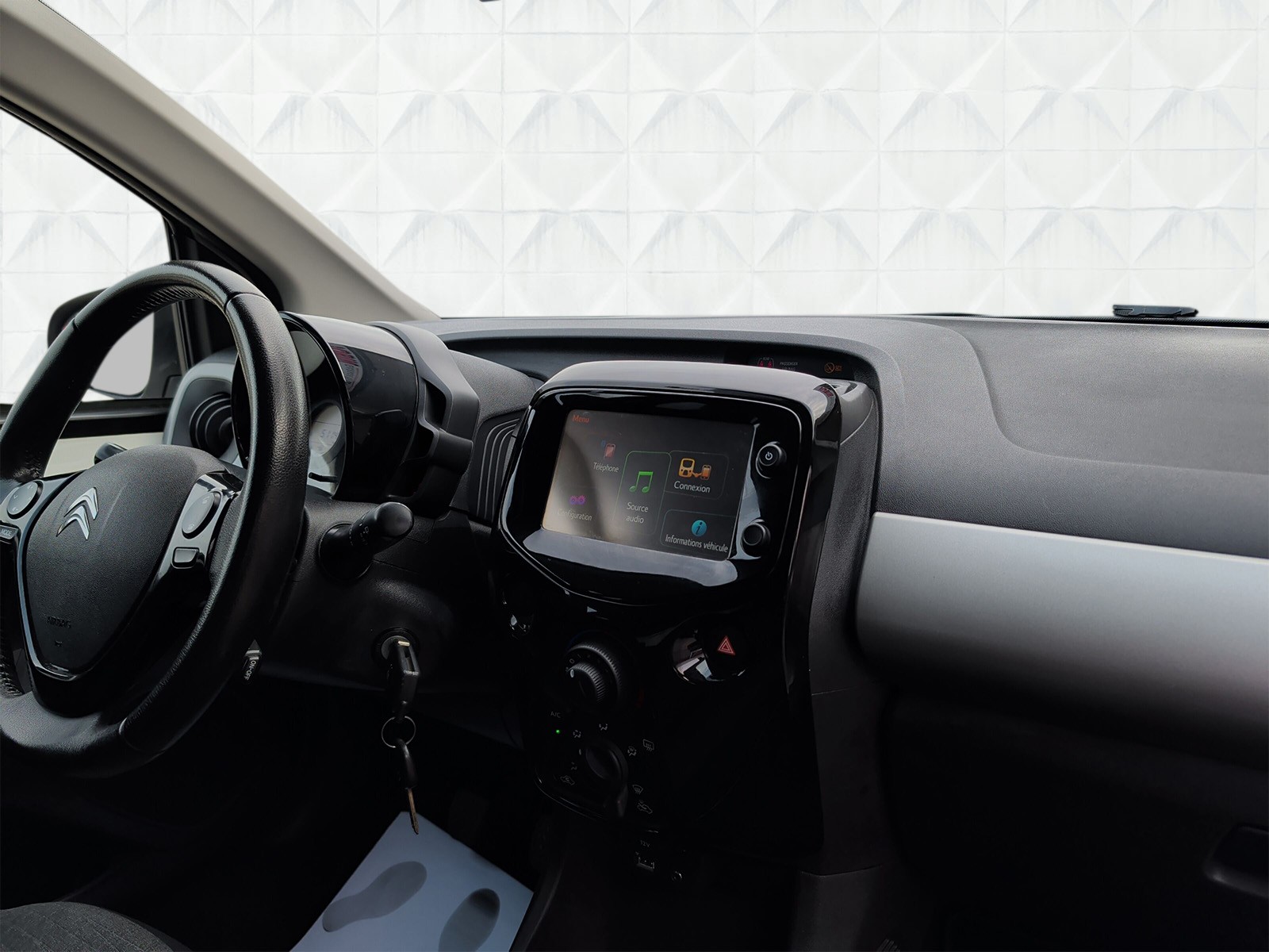 CITROEN C1 VTi Shine Airscape-image-10